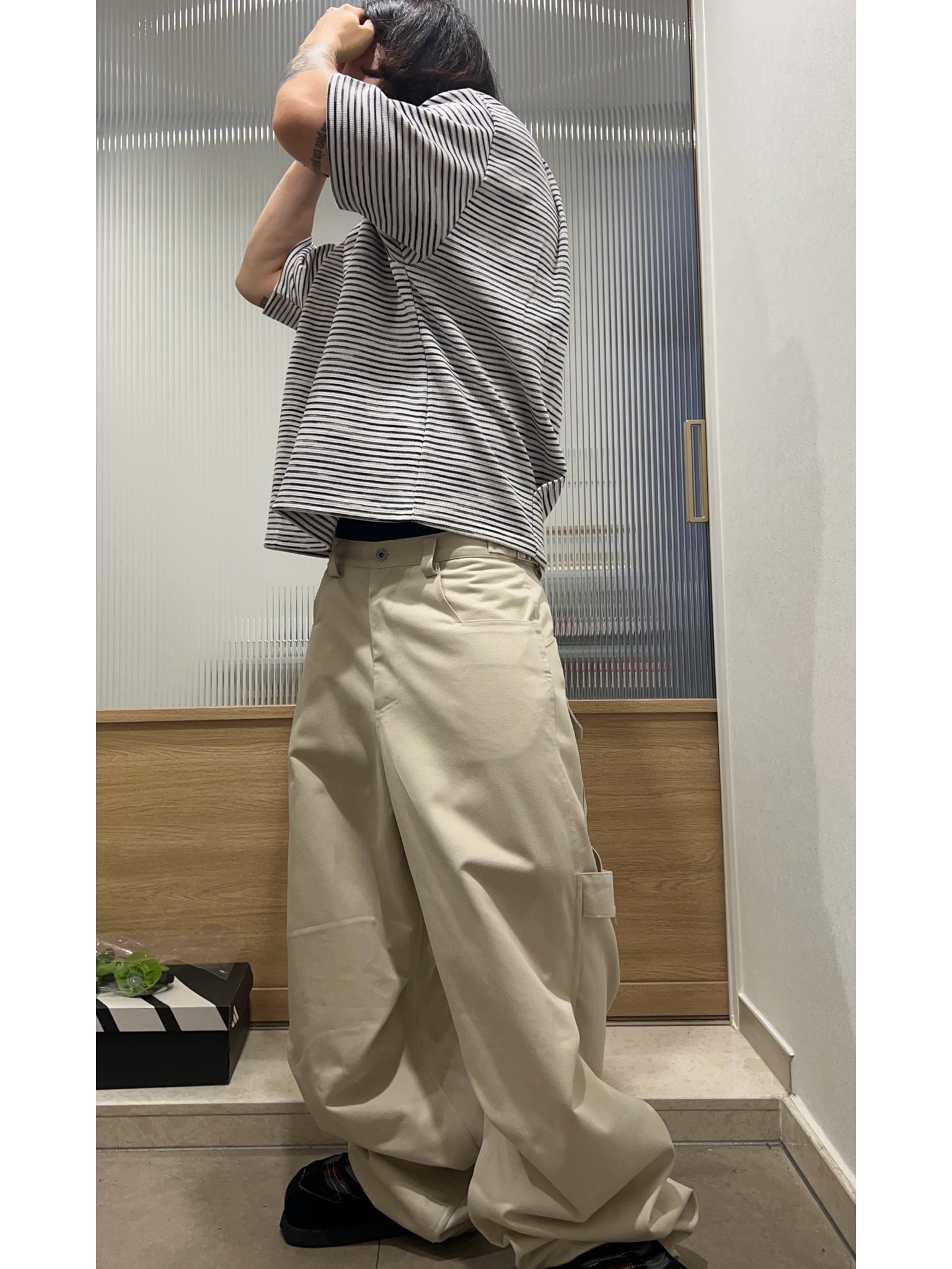 카미엔 백 플리츠 스트라이프 티 화이트, 카미엔 247 올 데이 배기 팬츠 라이트 베이지 착용 스타일 - 1