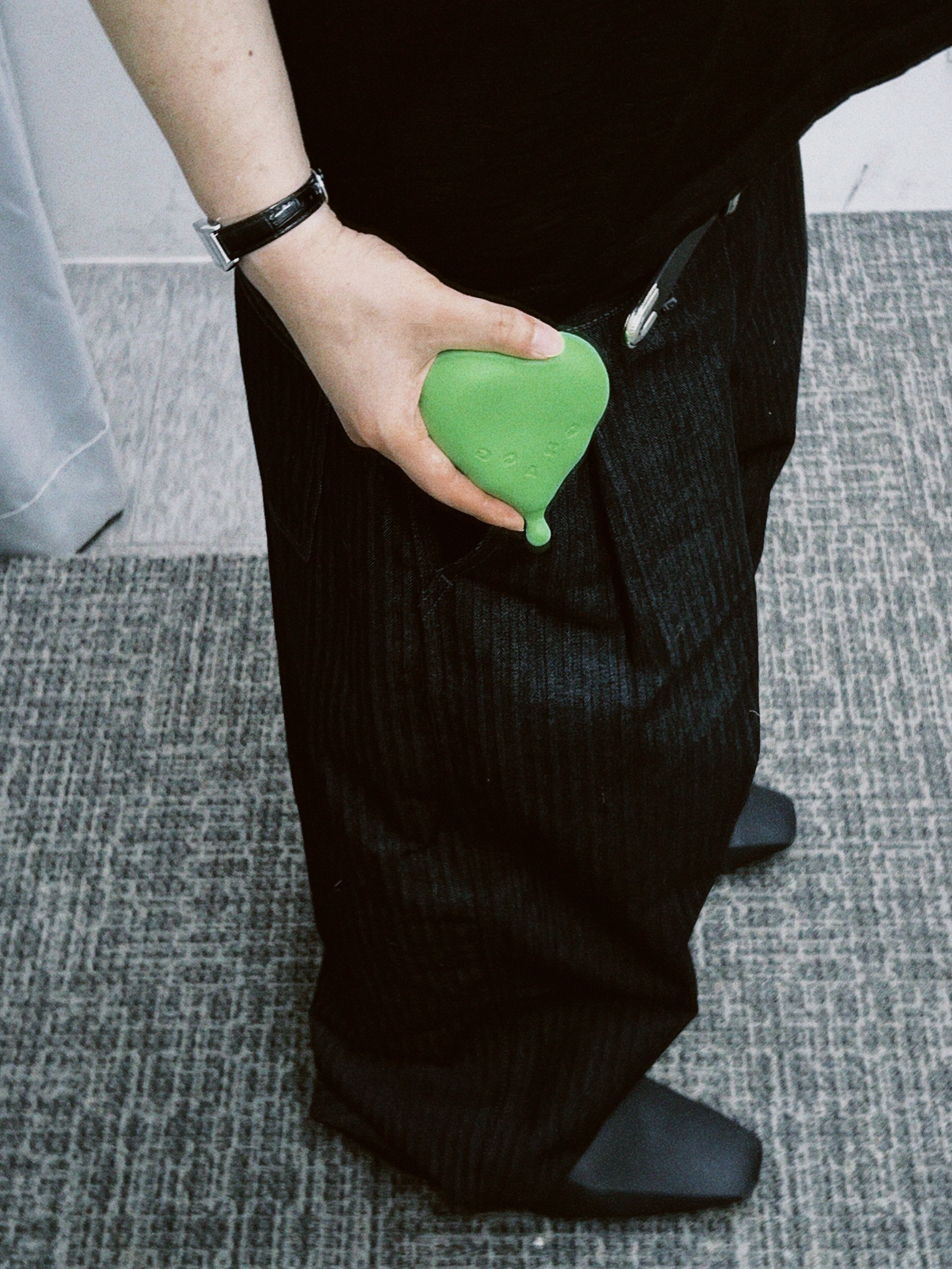 GRAGG MAGSAFE FLOW HEART BATTERY [9 COLOR] 착용 스타일 - 4