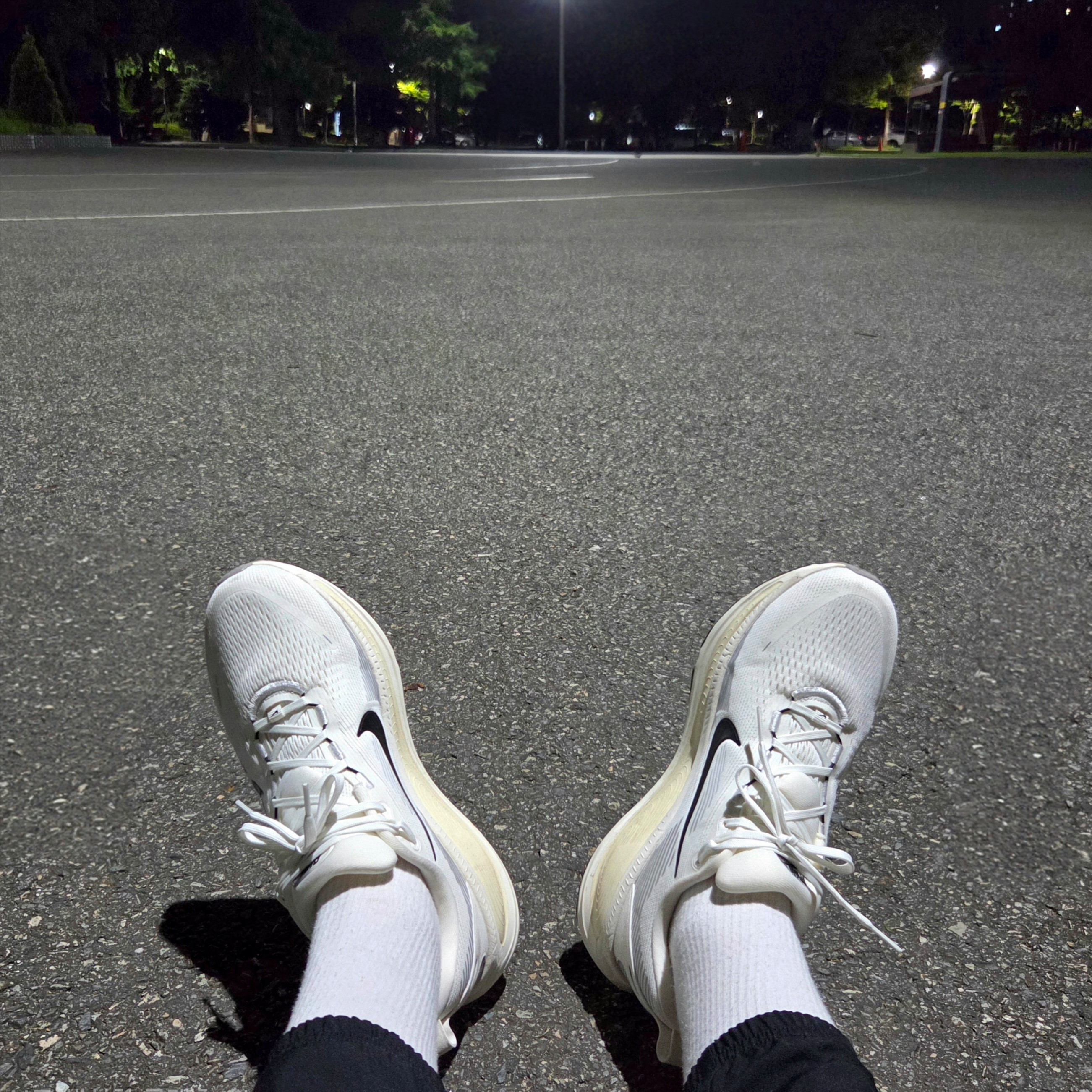 Nike Vomero 18 Summit White Coconut Milk 착용 스타일