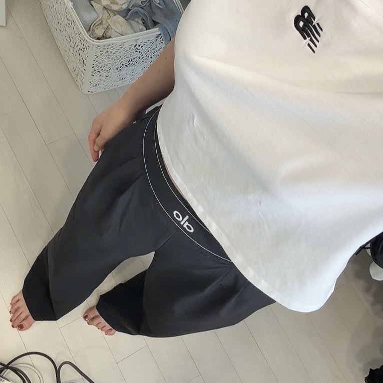 (W) Alo Yoga Regular Suit Up Trousers Black 착용 스타일