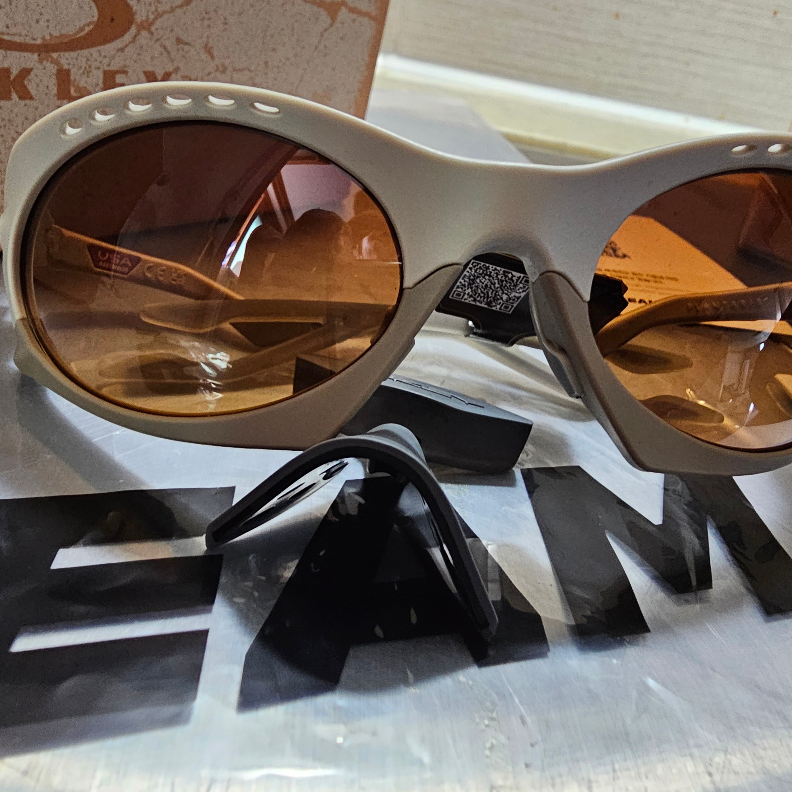 Oakley Plantaris Matte Sand Frame Prizm Brown Gradient Lenses Regular Universal Fit 착용 스타일 - 2