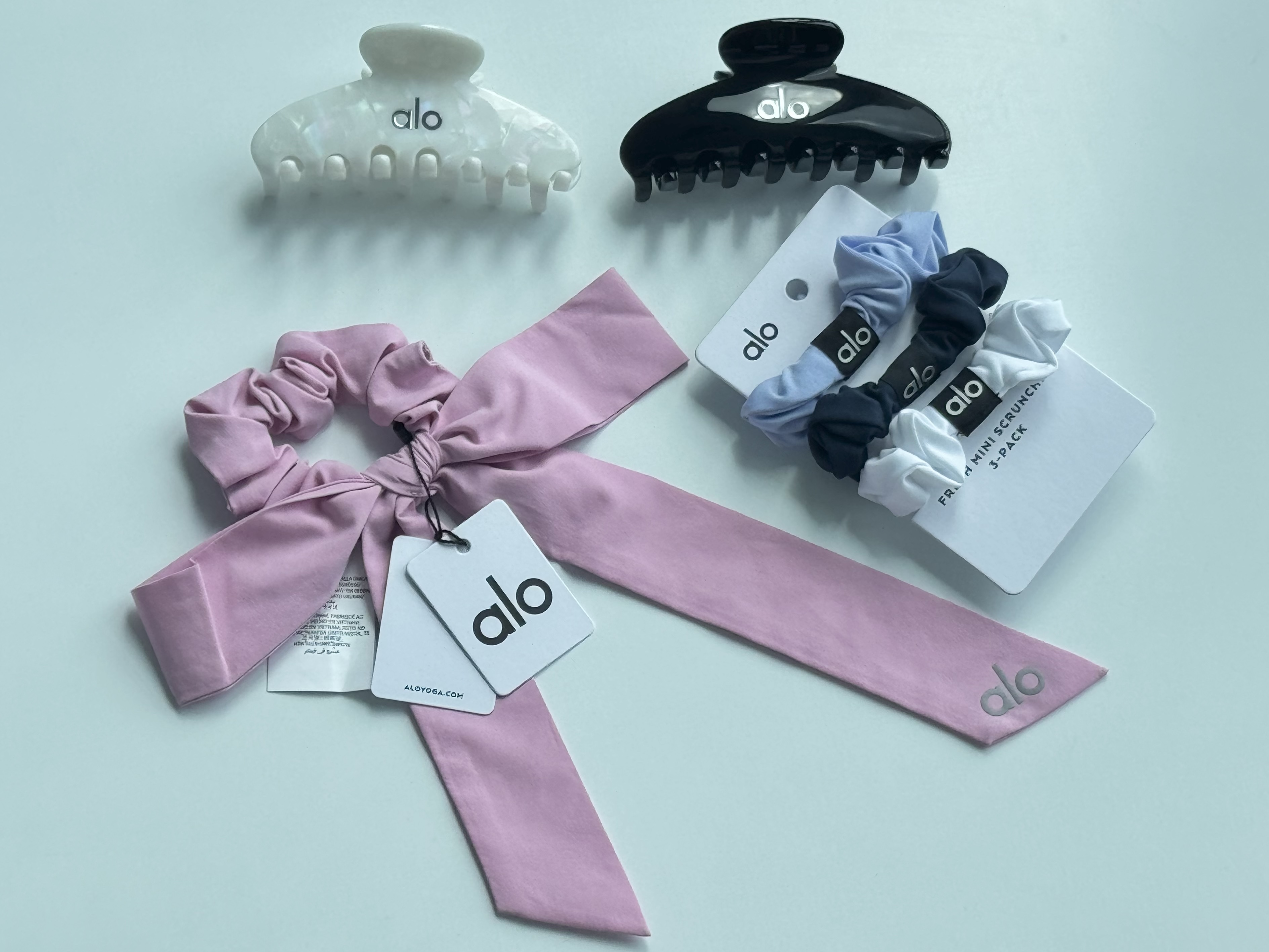 (W) Alo Yoga Love Knots Tie Scrunchie Candy Heart Pink, (W) Alo Yoga 90’s Claw Clip Black 착용 스타일 - 1