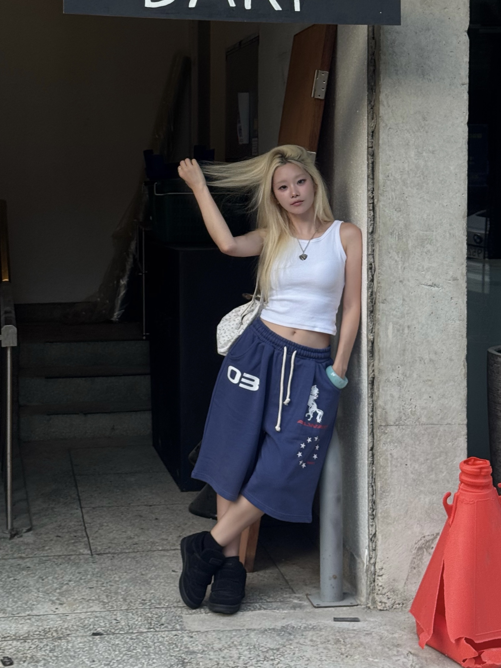 AMOU Horse One Tuck Bermuda Pants Blue 착용 스타일