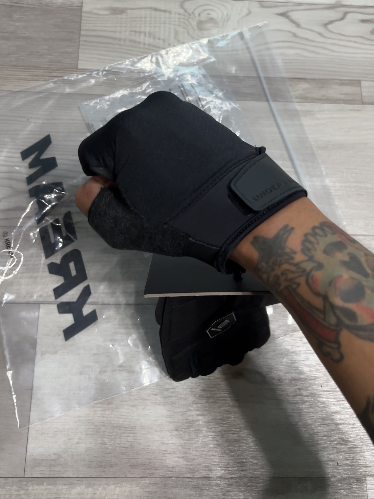 Under Armour UA Training Gloves Black Pitch Gray 착용 스타일 - 4