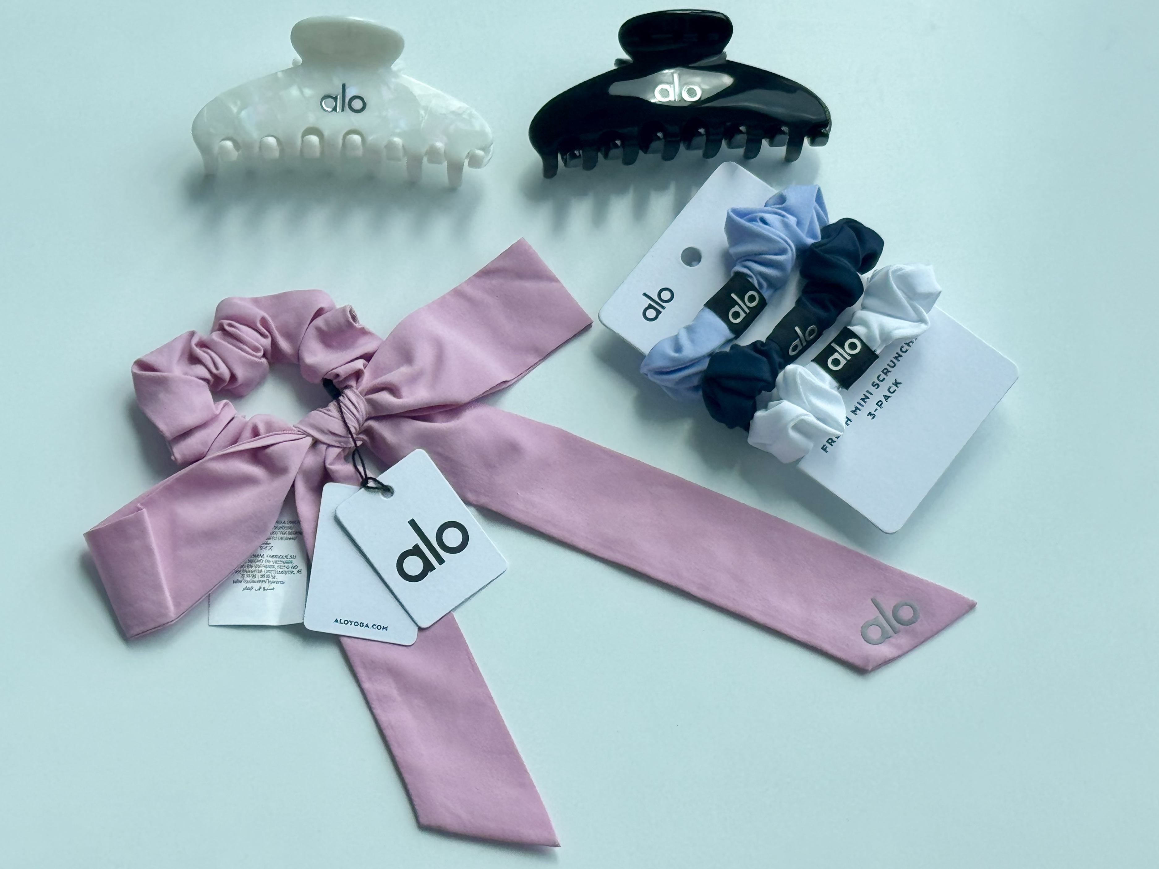 (W) Alo Yoga Love Knots Tie Scrunchie Candy Heart Pink, (W) Alo Yoga 90’s Claw Clip Black 착용 스타일 - 6