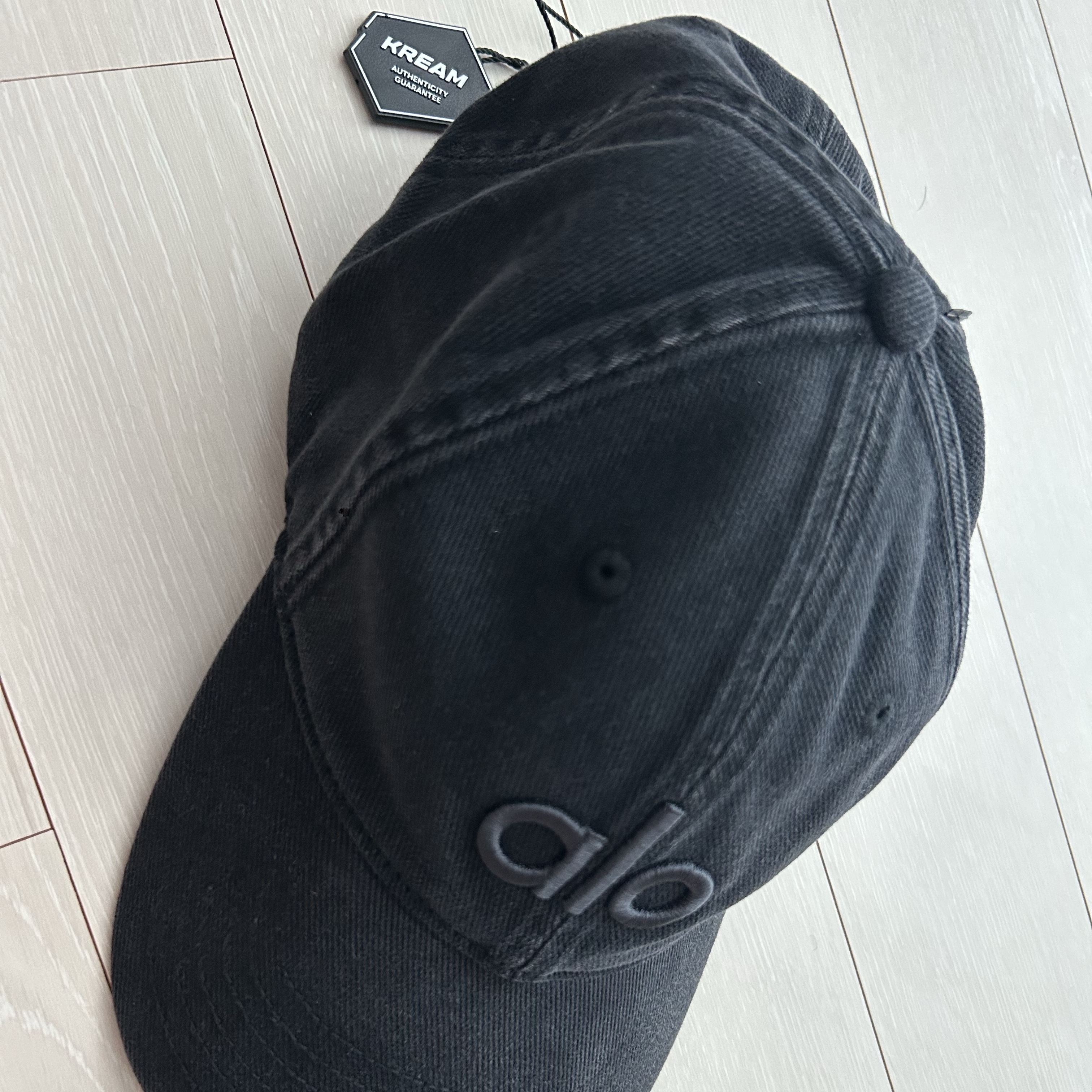 Alo Yoga Washed Off Duty Cap Vintage Black 착용 스타일