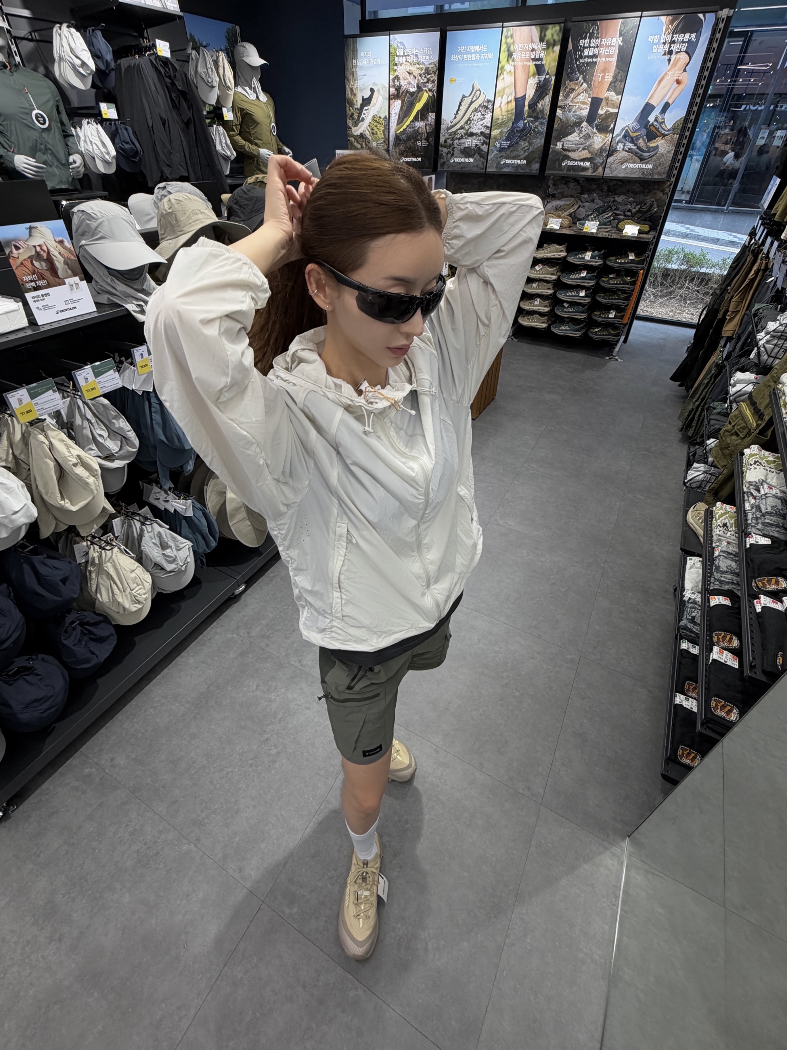 DECATHLON Adult Sports Sunglasses Category 3 ST100 Smoked Black, DECATHLON Women's Running Wind Jacket Run 100 Ultra White 착용 스타일 - 8