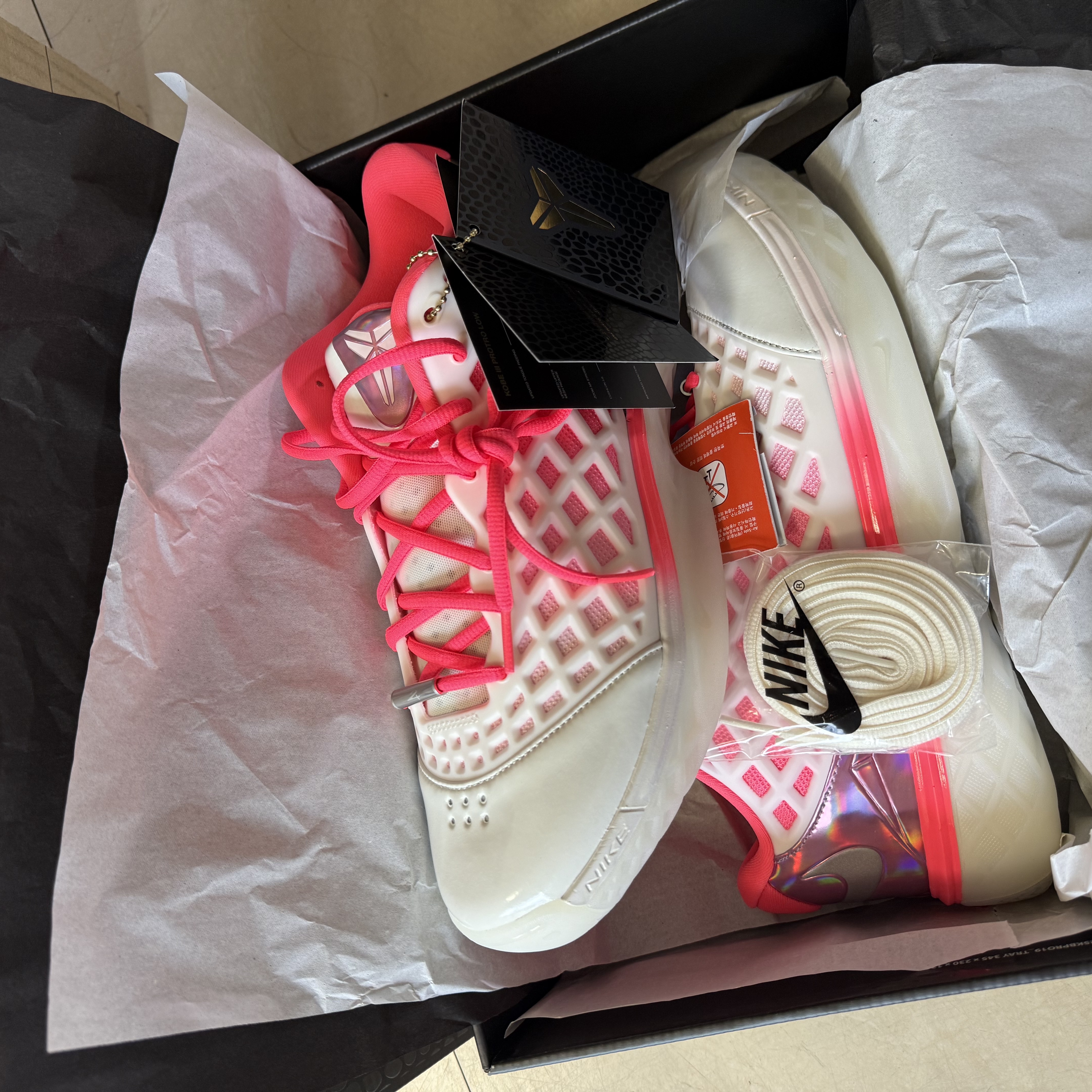Nike Kobe 3 Low Protro Sail and Hot Punch 착용 스타일 - 2