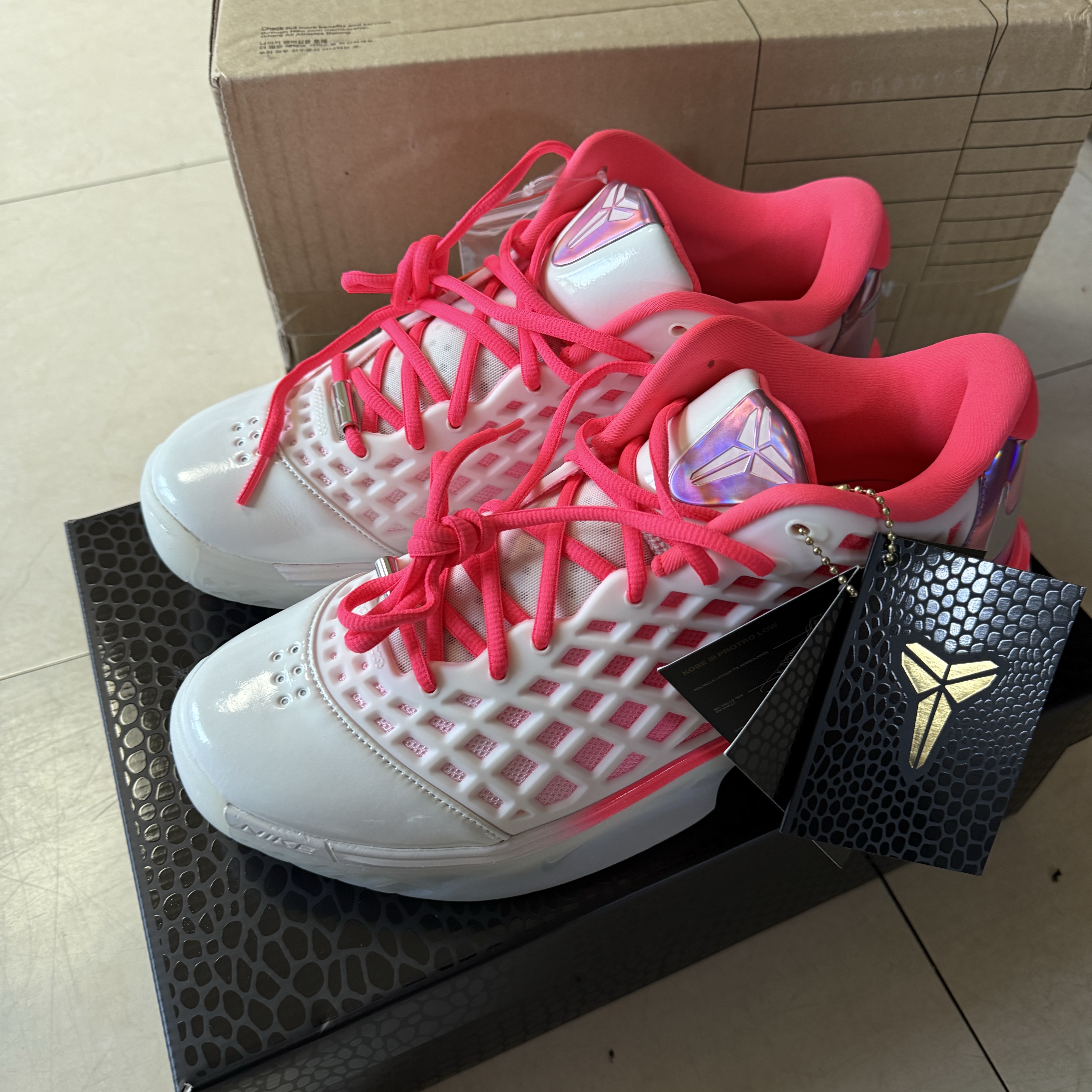 Nike Kobe 3 Low Protro Sail and Hot Punch 착용 스타일 - 1