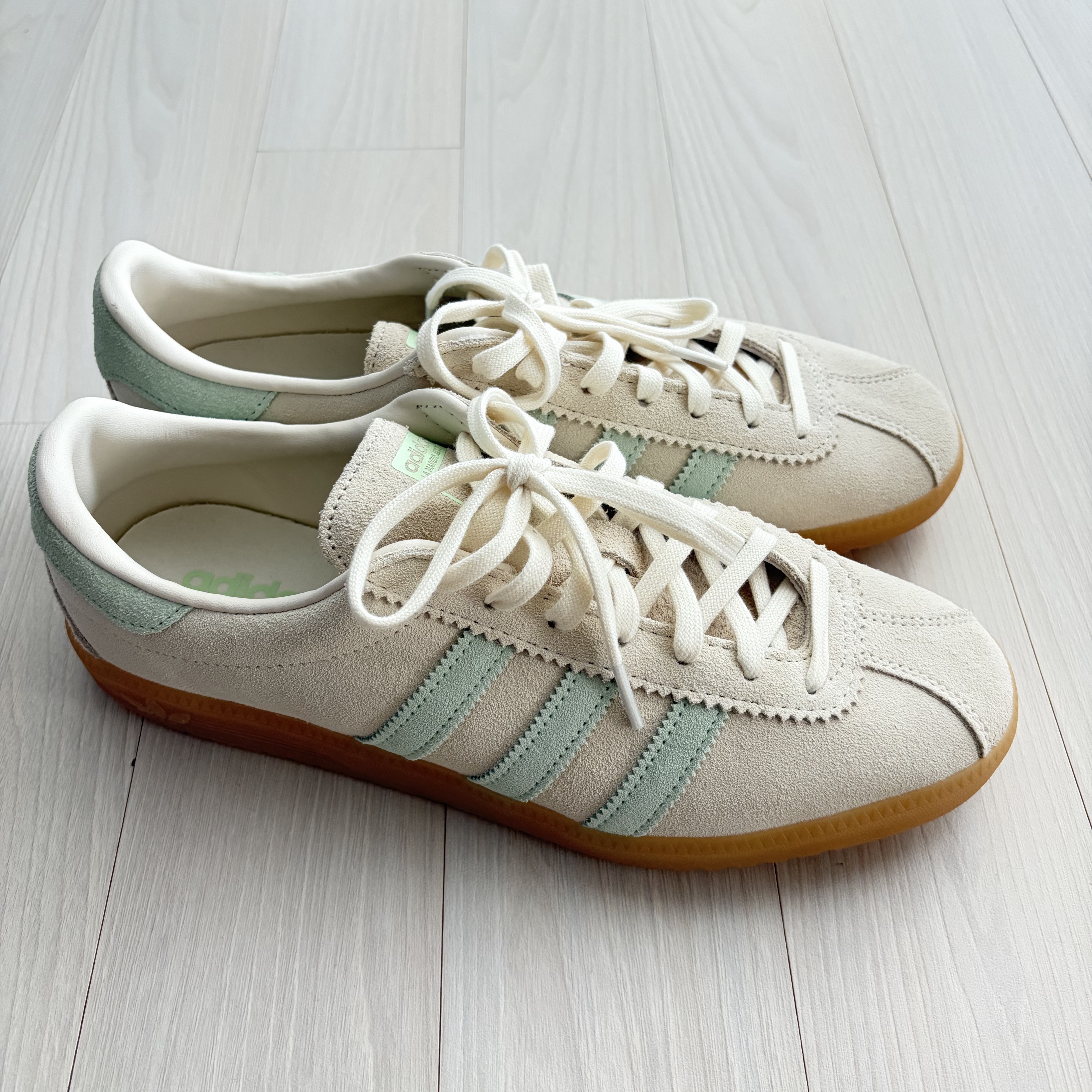 (W) Adidas Bermuda Cream White Semi Green Spark 착용 스타일