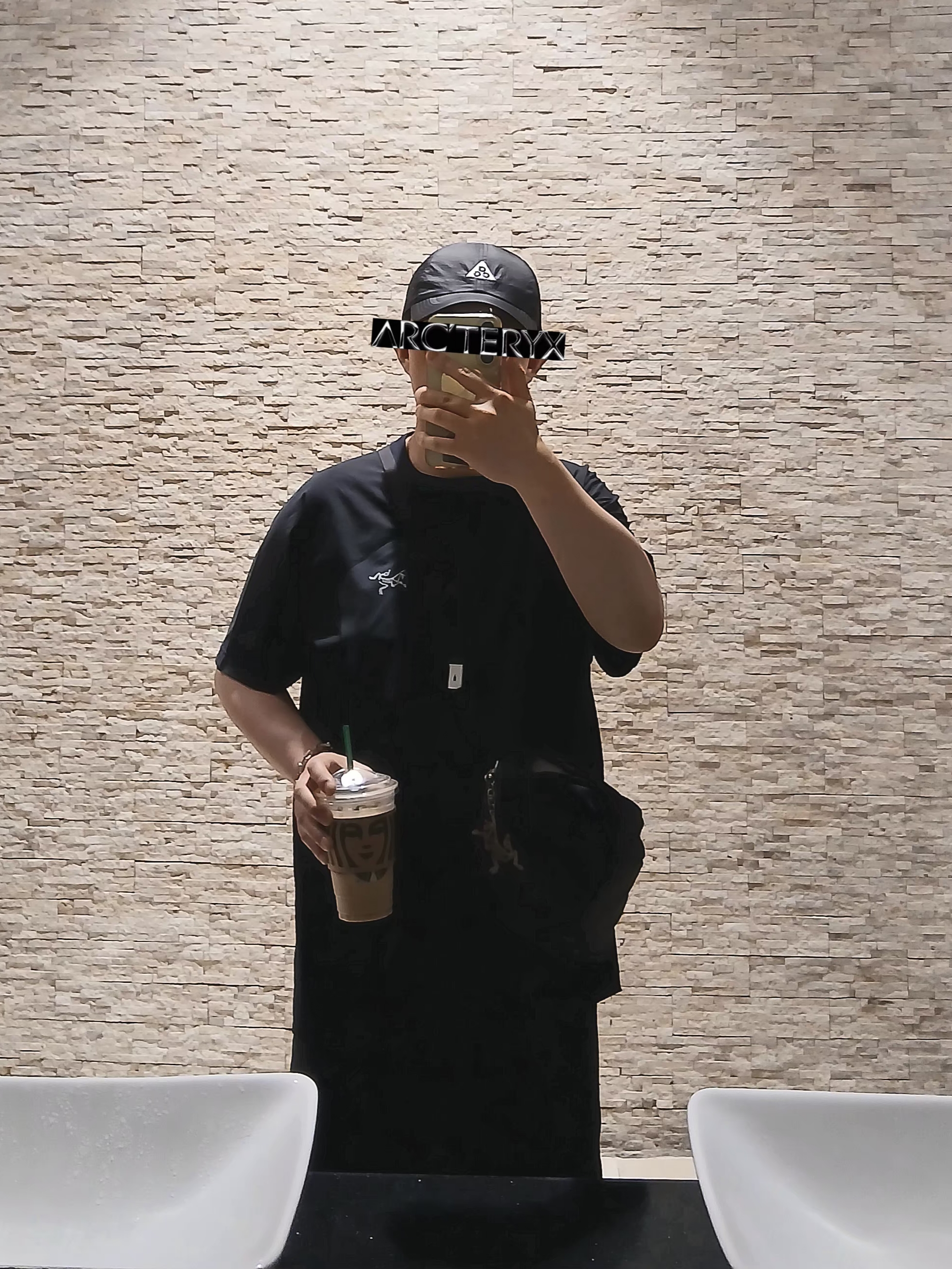 Nike ACG Trail Cap Black, Arc'teryx Konseal Pocket SS T-Shirt Black Grey 착용 스타일 - 3