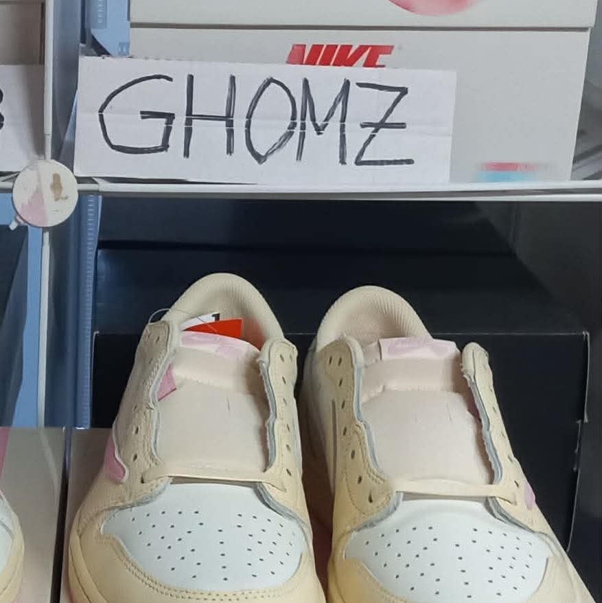 Jordan 1 x Travis Scott Retro Low OG SP Muslin Shy Pink 착용 스타일