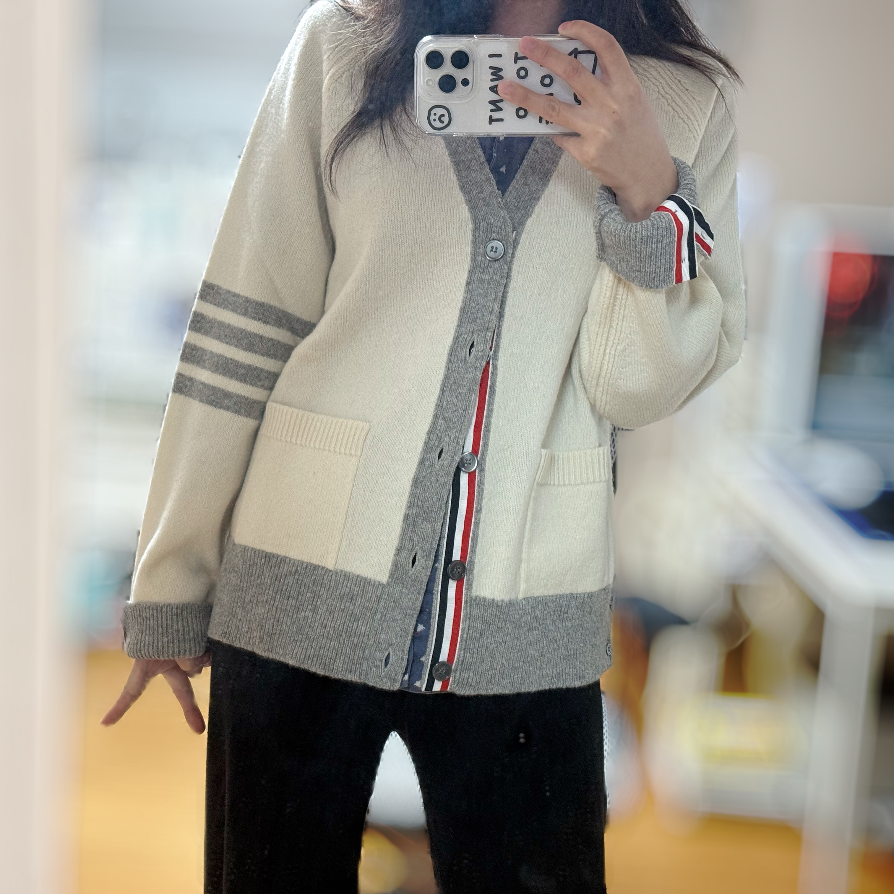 Thom Browne Shetland Wool Raglan 4-Bar Relaxed V-Neck Cardigan White 착용 스타일 - 1