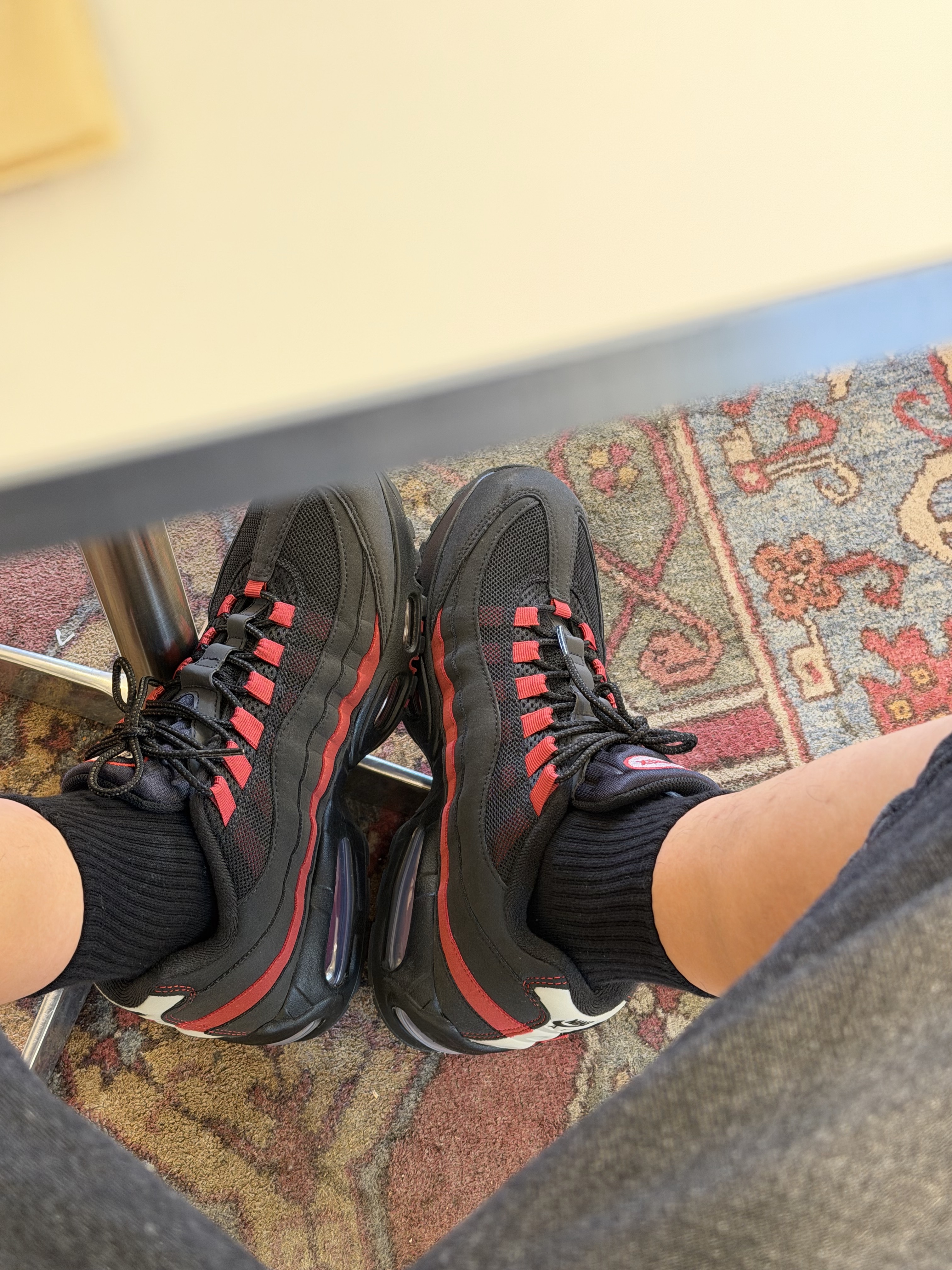Nike Air Max 95 OG Black Team Crimson 착용 스타일 - 2