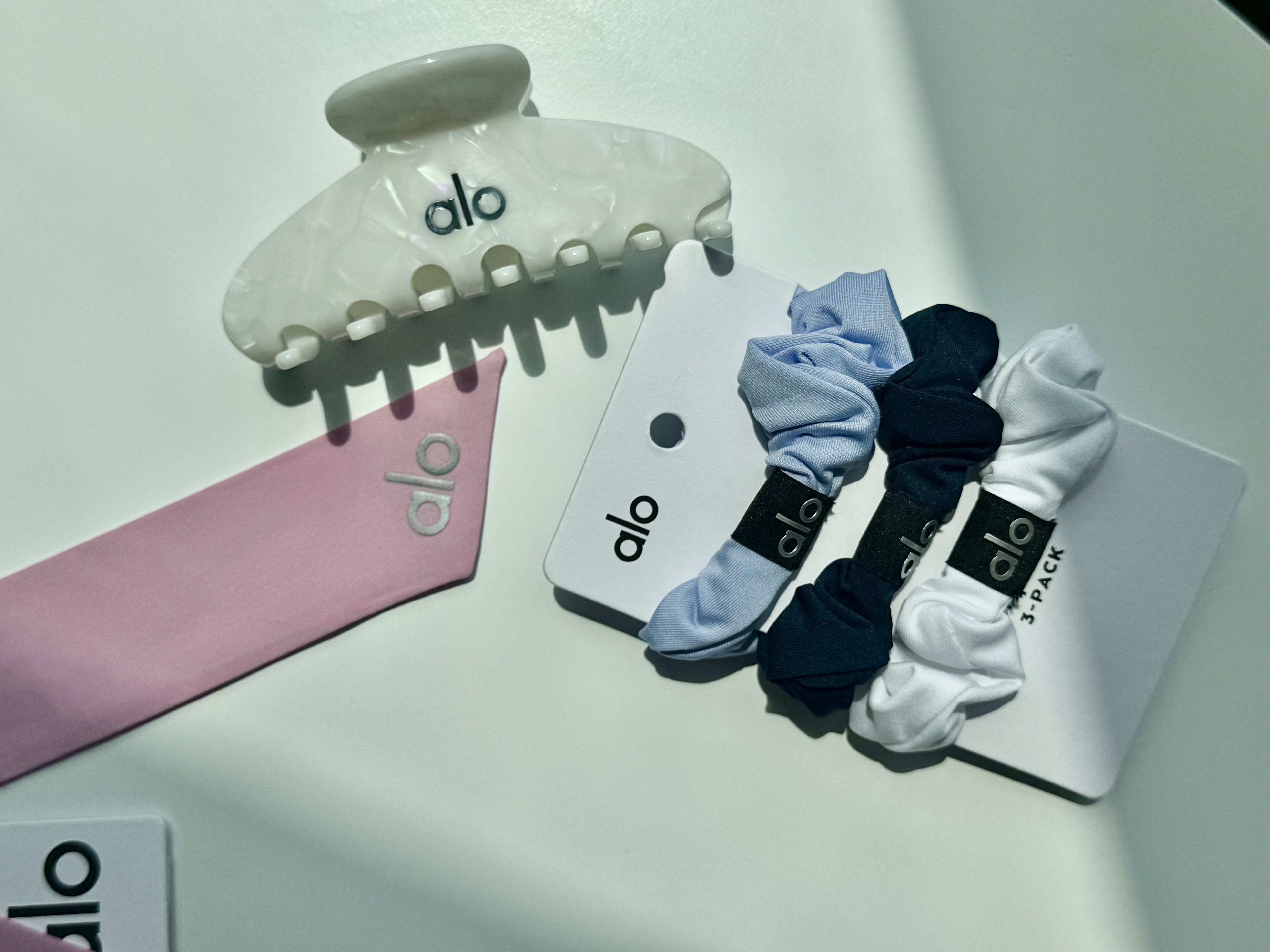(W) Alo Yoga Love Knots Tie Scrunchie Candy Heart Pink, (W) Alo Yoga 90’s Claw Clip Black 착용 스타일 - 2