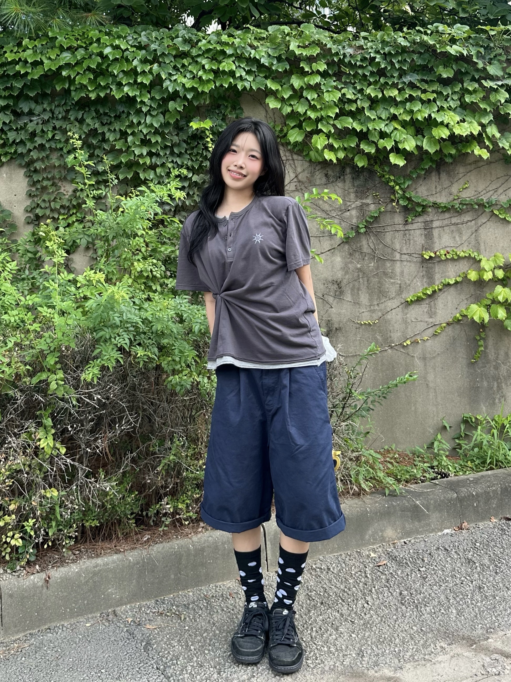 NODI Cotton 30S Layered Henley Neck Crop Tee Charcoal, NODI System Error Horse Cotton Bermuda Pants Navy 착용 스타일 - 1