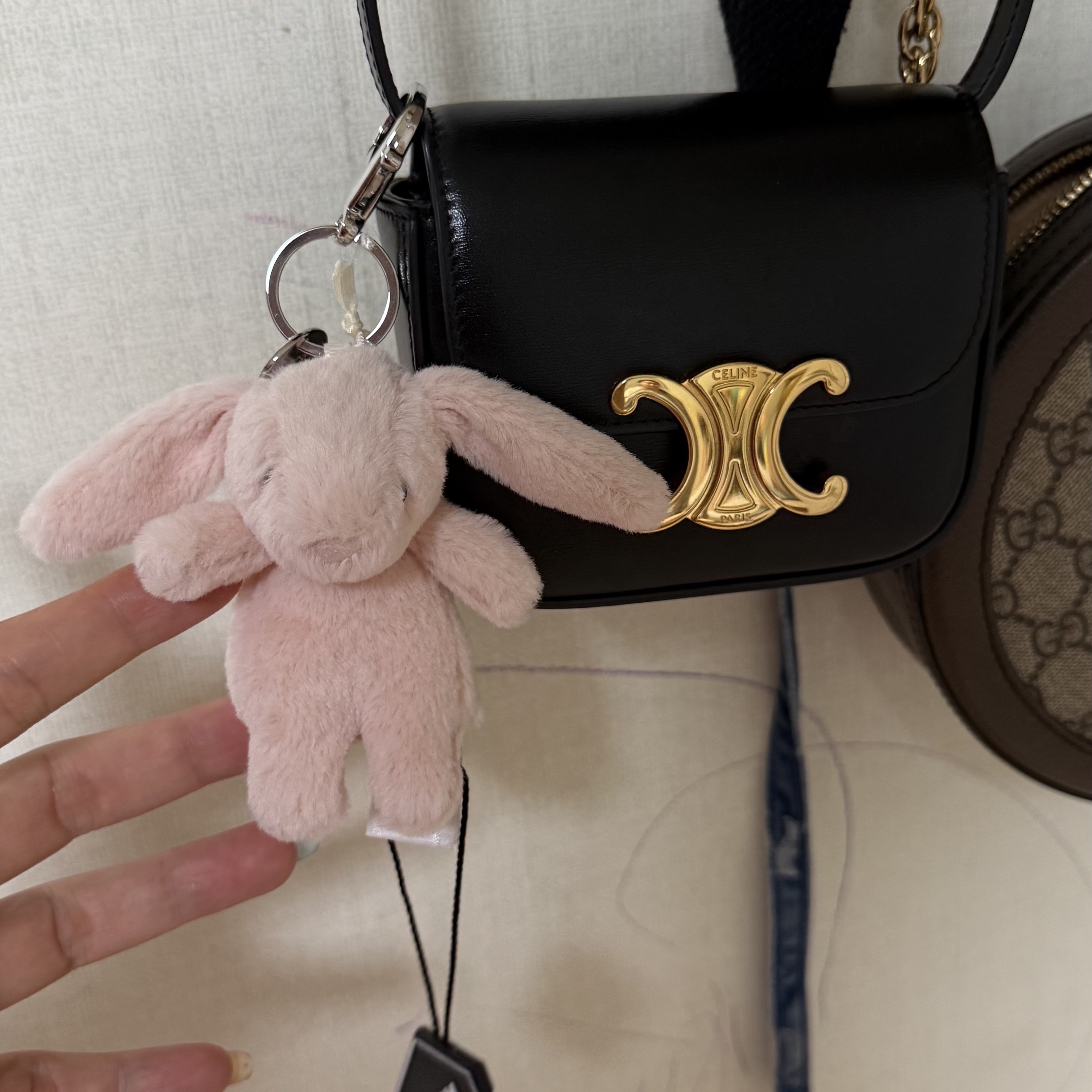 Jellycat Bashful Bunny Bag Charm Blush 착용 스타일