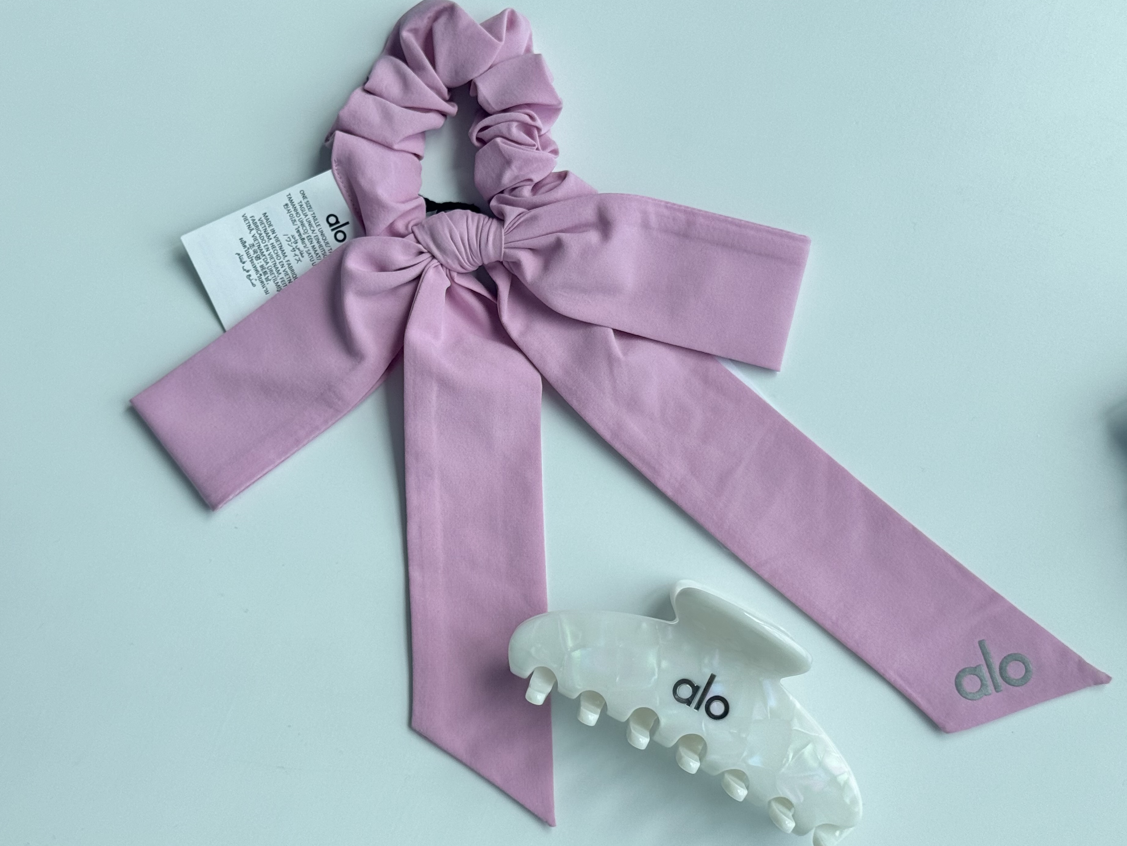 (W) Alo Yoga Love Knots Tie Scrunchie Candy Heart Pink, (W) Alo Yoga 90’s Claw Clip Black 착용 스타일 - 4