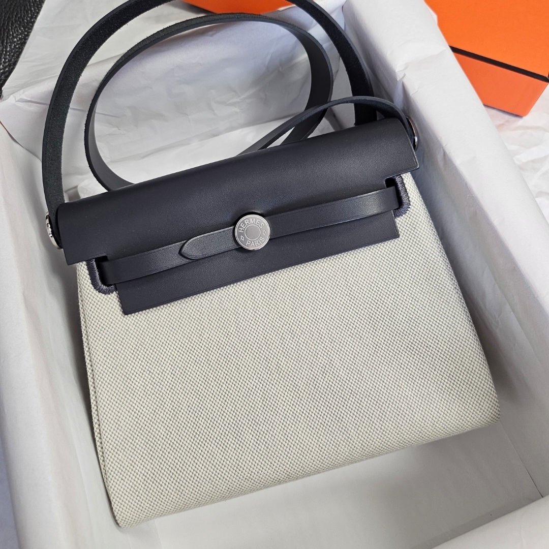 Hermes Herbag Zip 20 Bag H Viking Canvas Hunter Cowhide & Palladium Ecru Bleu Glacier Ardoise 착용 스타일
