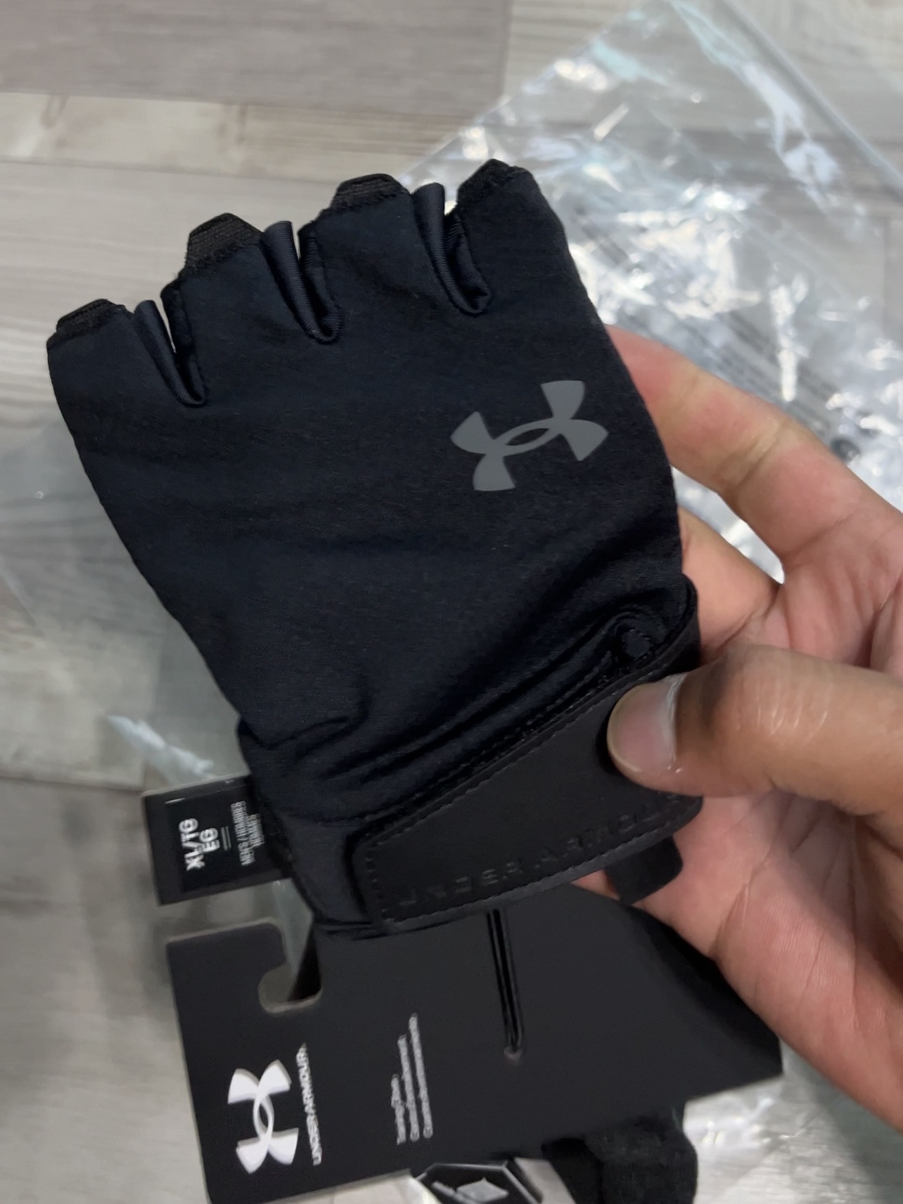 Under Armour UA Training Gloves Black Pitch Gray 착용 스타일 - 2