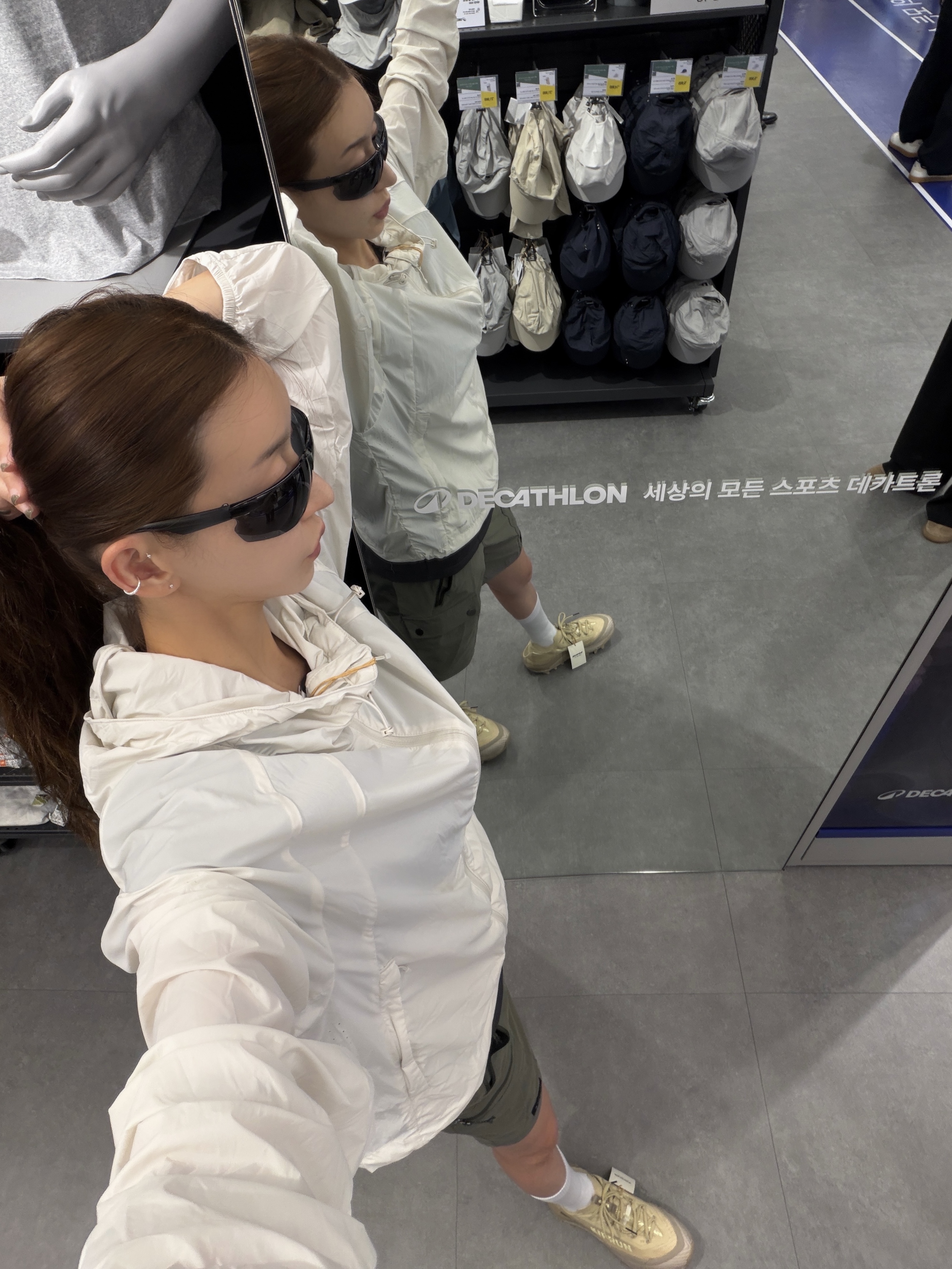 DECATHLON Adult Sports Sunglasses Category 3 ST100 Smoked Black, DECATHLON Women's Running Wind Jacket Run 100 Ultra White 착용 스타일 - 10
