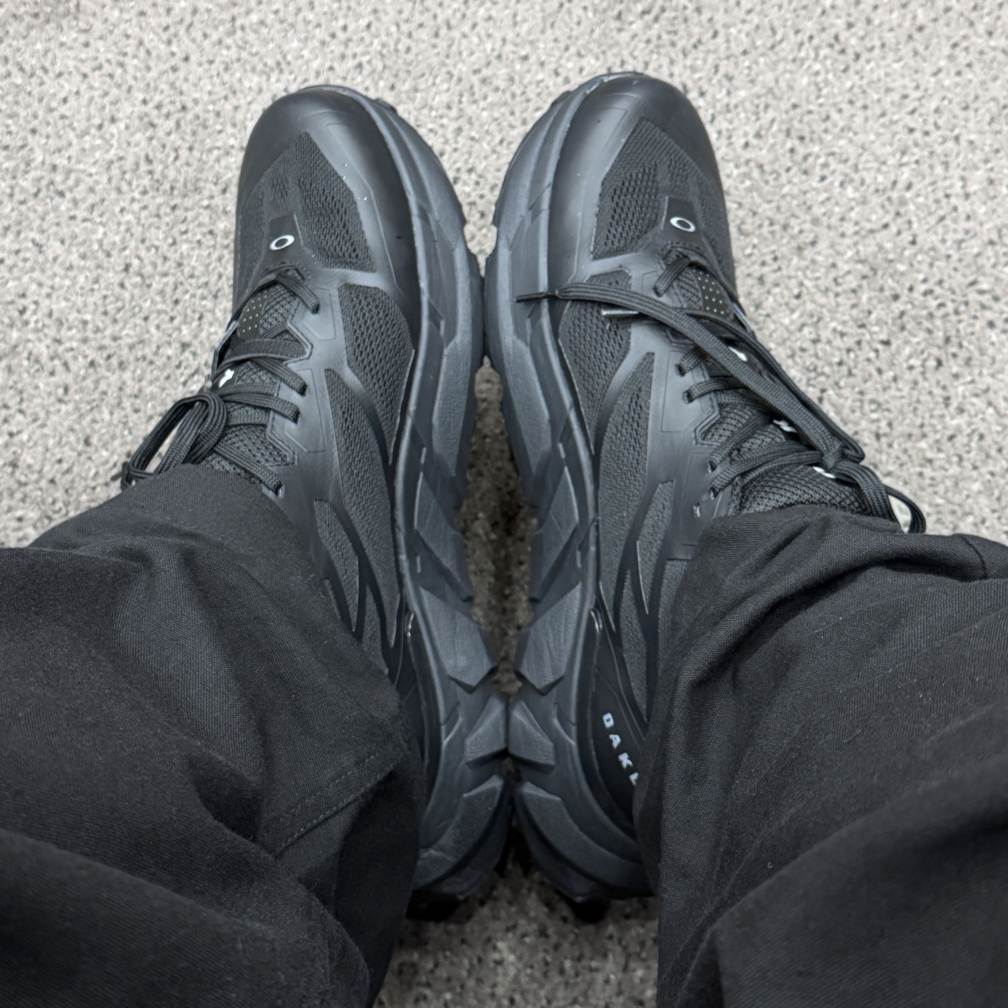 Oakley Light Breathe Triple Black 착용 스타일 - 1