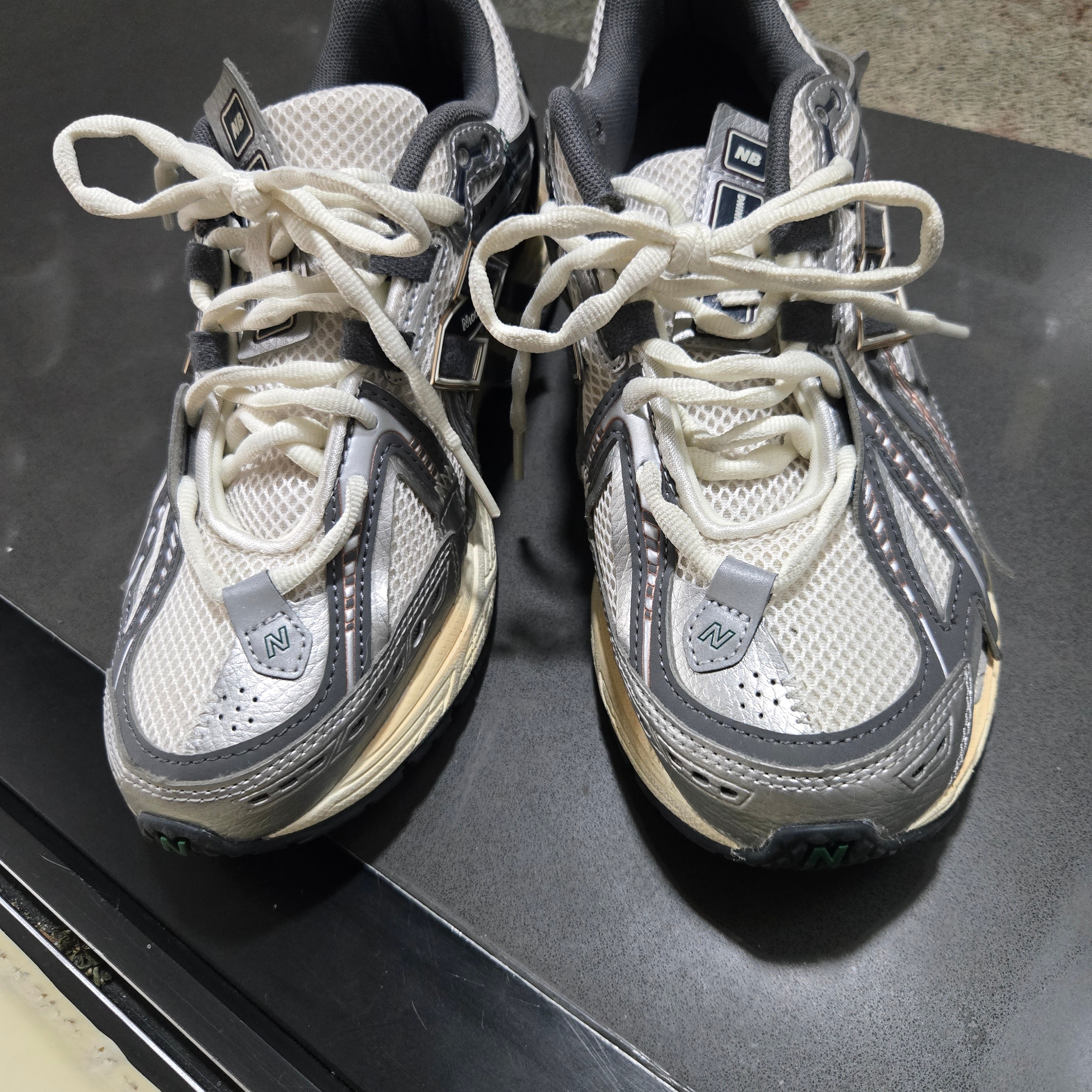 New Balance 1906A Silver Metallic Castlerock 착용 스타일