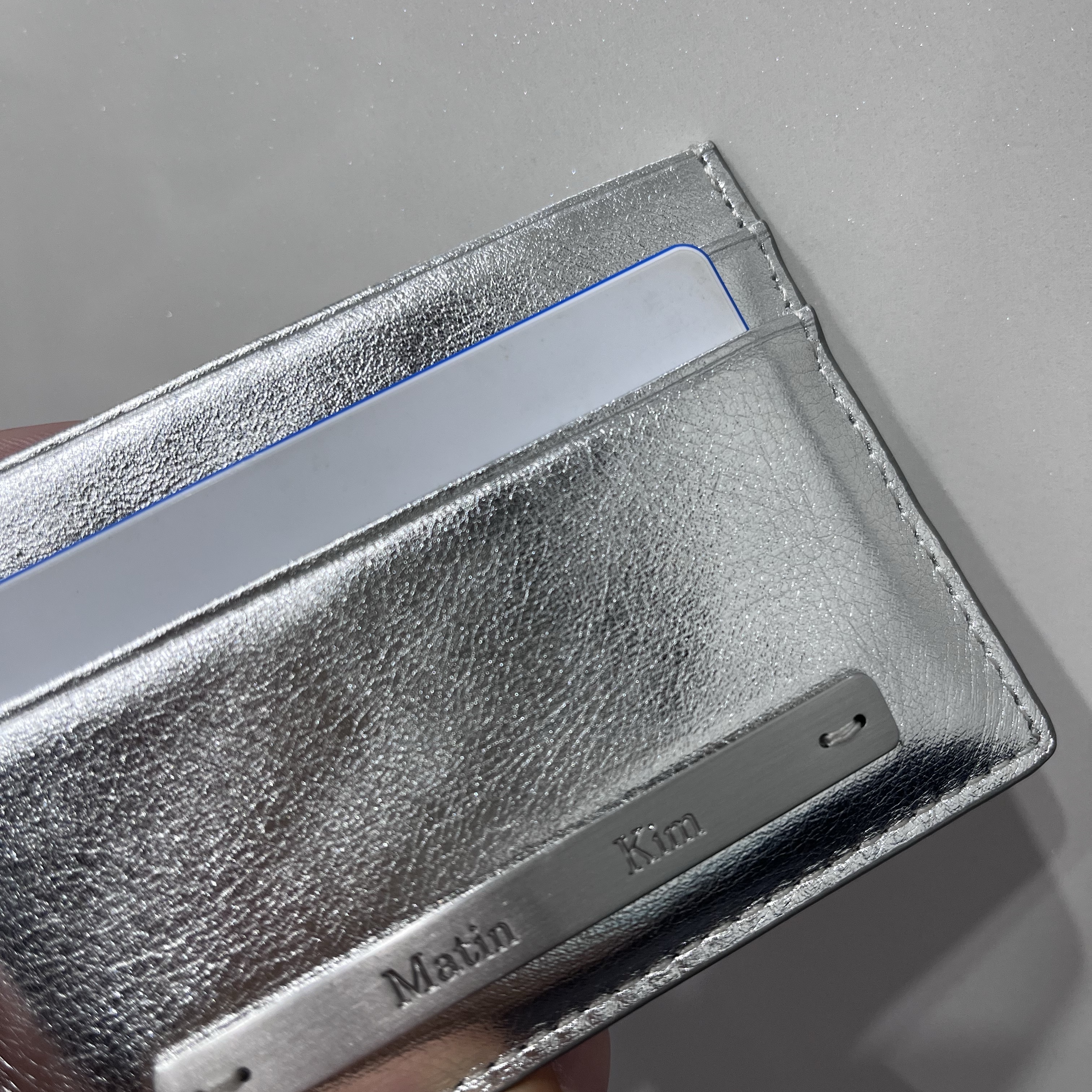 Matin Kim Vintage Card Wallet Silver 착용 스타일