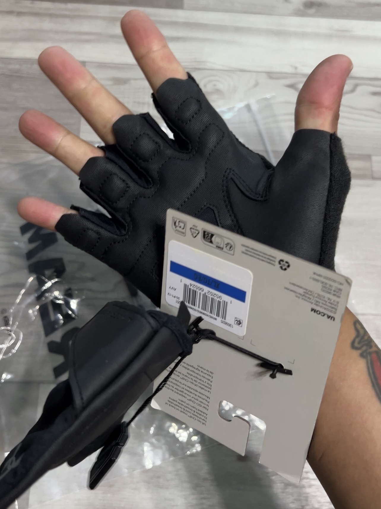 Under Armour UA Training Gloves Black Pitch Gray 착용 스타일 - 5