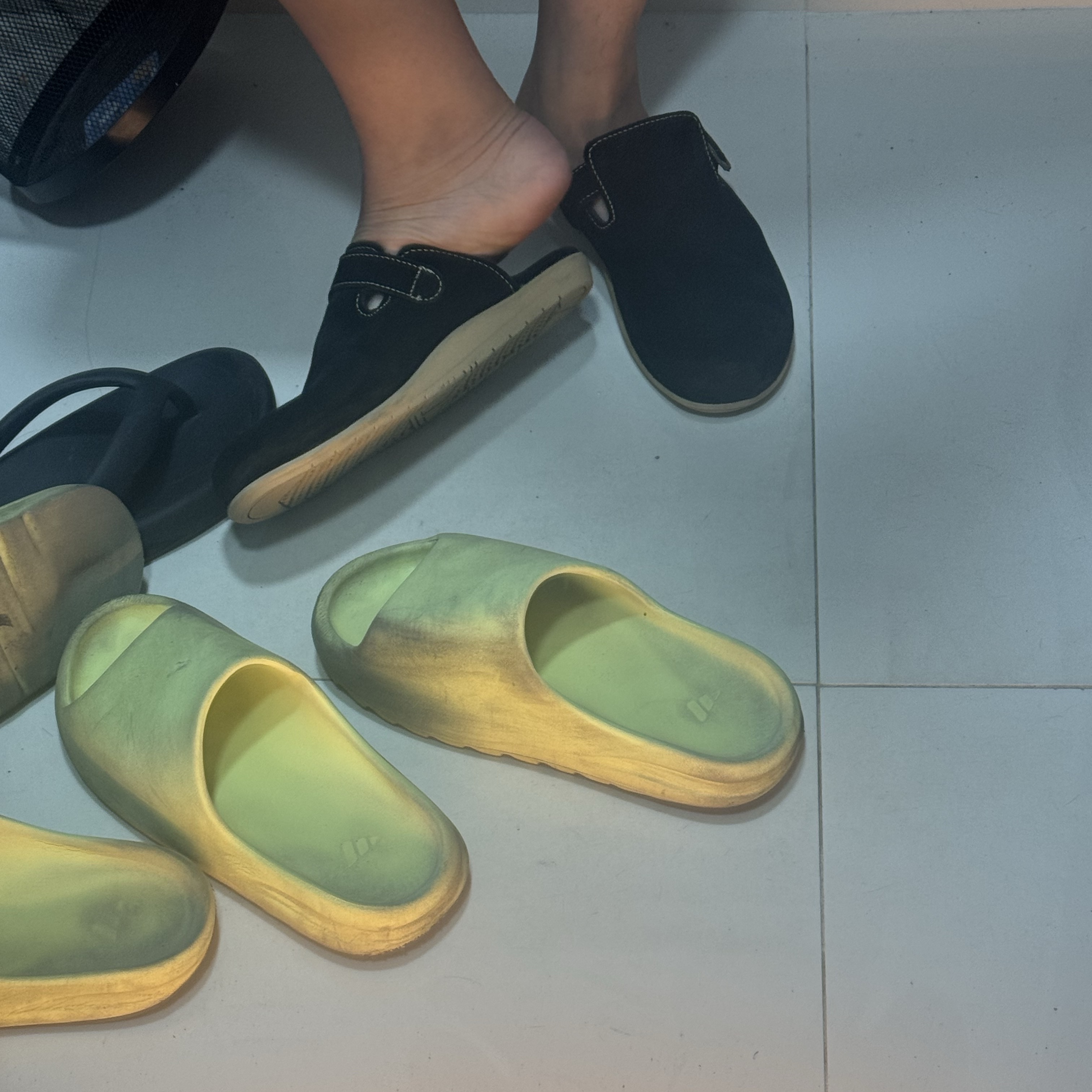 Island Slipper Classic Suede Clog Black Suede, Adidas Yeezy Slide Glow Green 착용 스타일