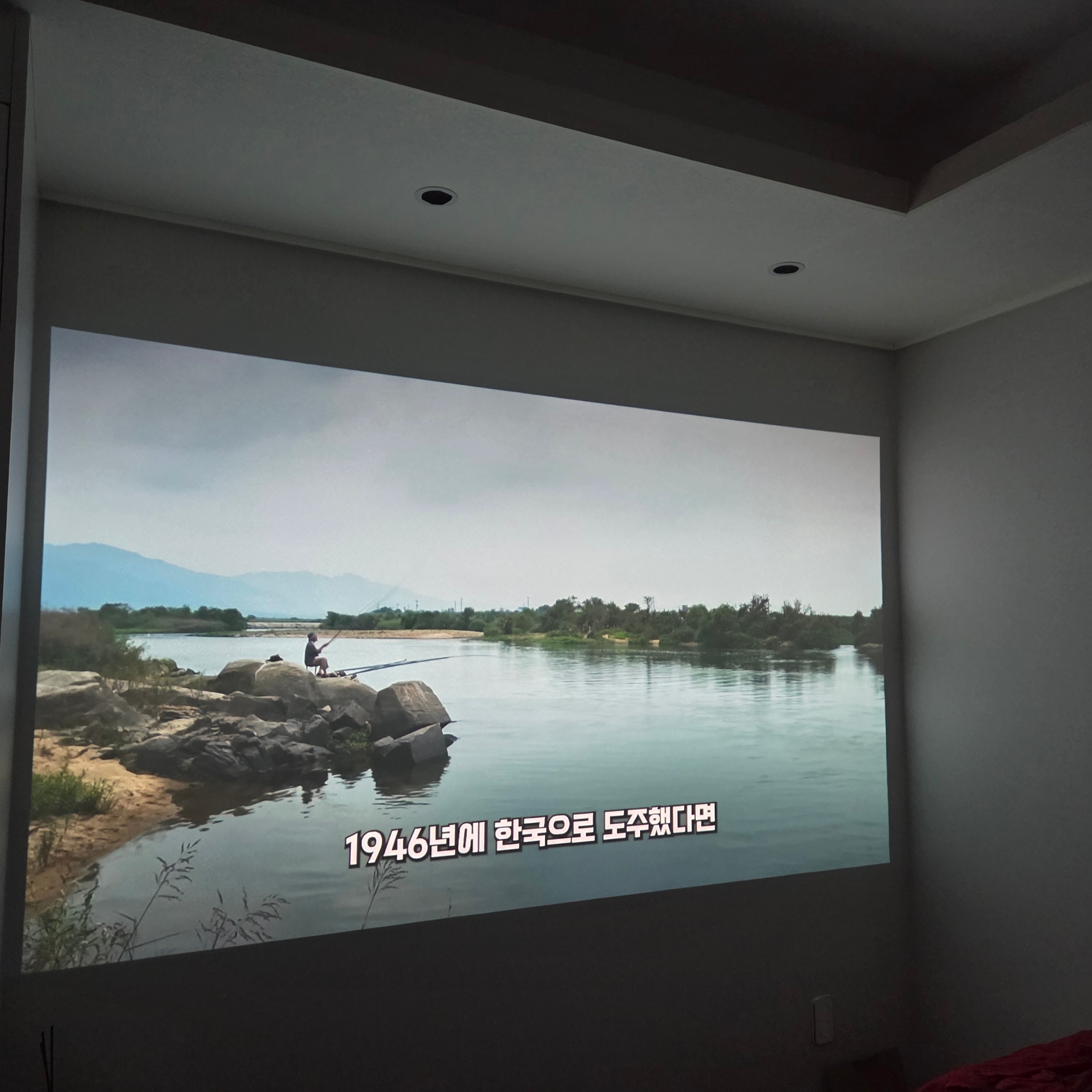 Epson LifeStudio EF-62B Smart Projector UHD · 700 ISO Lumens · Triple-Core Engine · BOSE Sound 착용 스타일