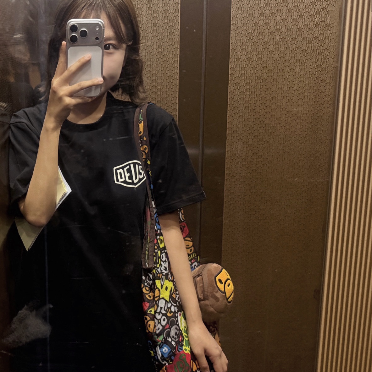 Deus Ex Machina Deus Seoul College Address T-Shirt Black, Starbucks x BAPE Baby Milo Foldable Bag 착용 스타일