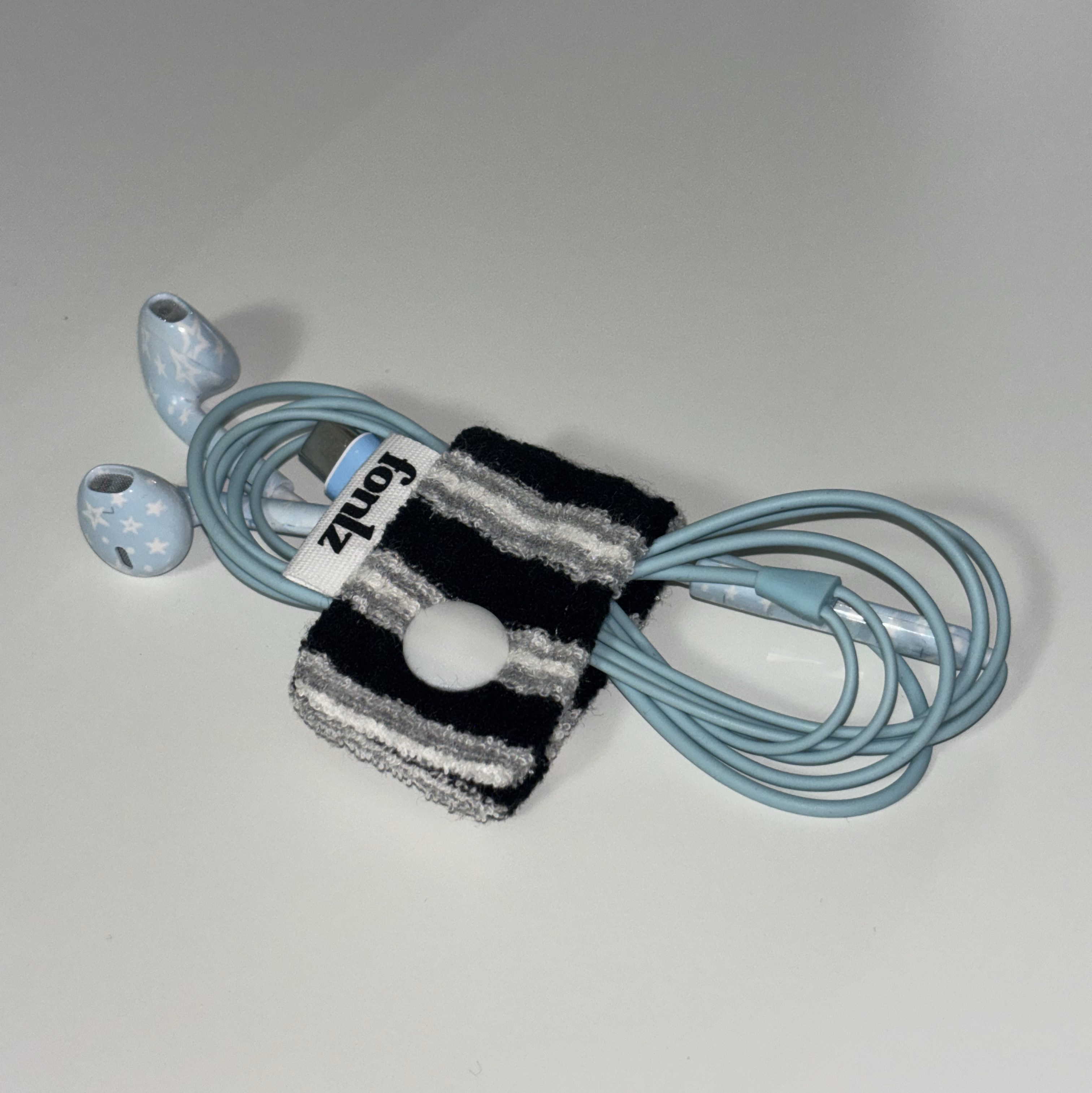 [KREAM 단독] CAVISH x Ha Hyun Sang Star Wired Earphones Blue (USB-C) 착용 스타일