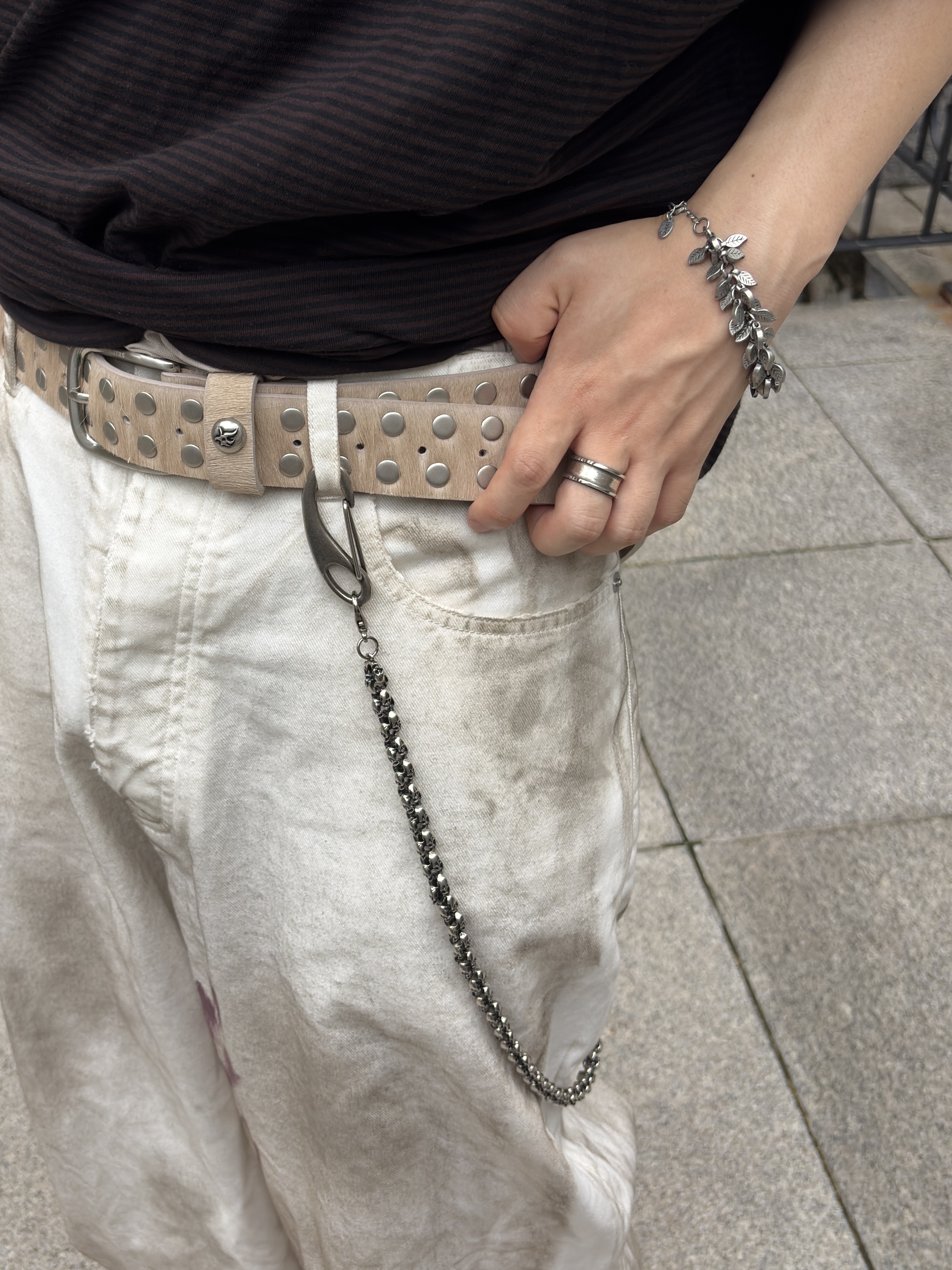 qualisartifexpereo Dirty Baggy Pants Cream, Kamien Back Pleats Stripe Tee Brown 착용 스타일 - 4