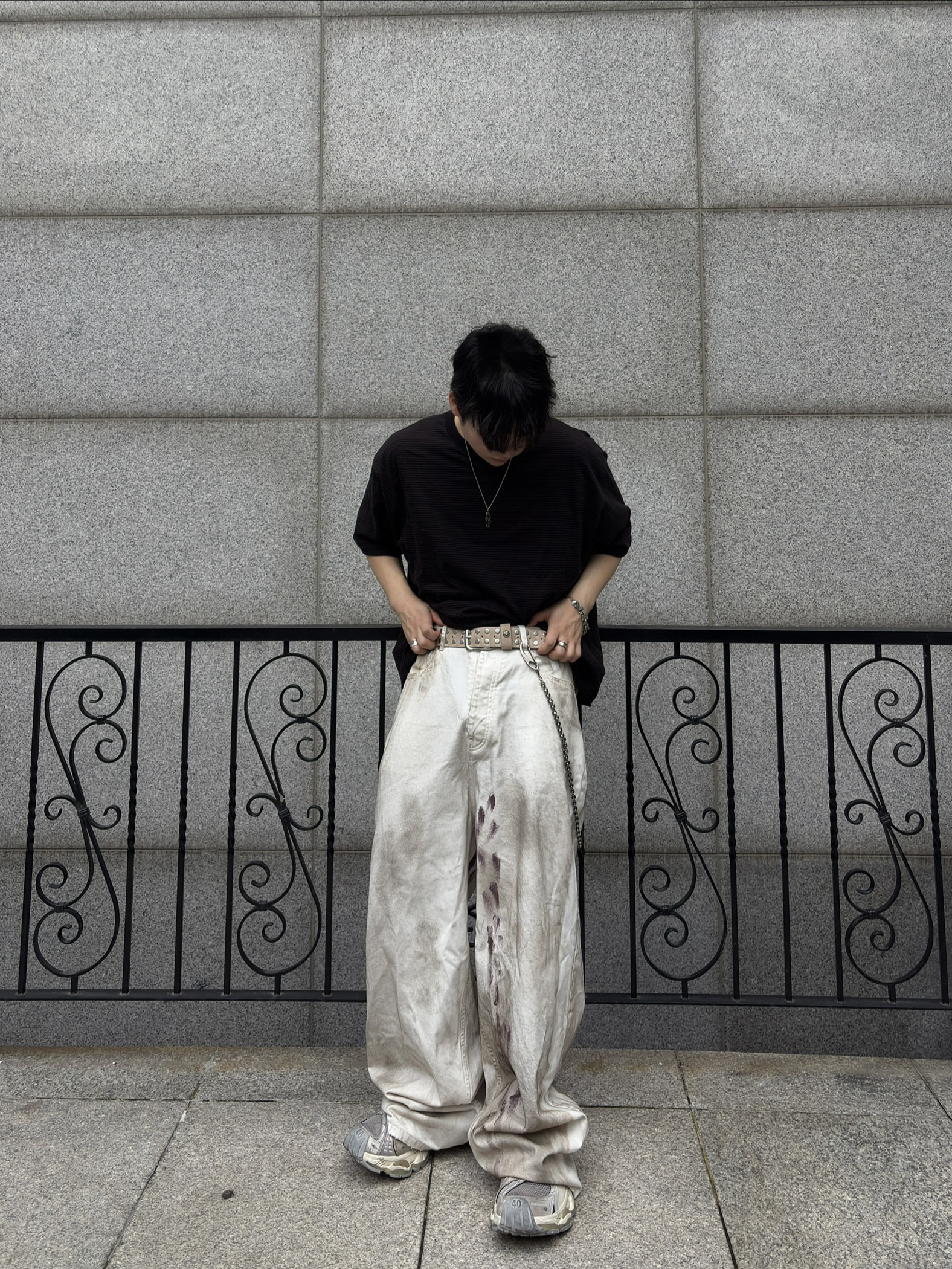 qualisartifexpereo Dirty Baggy Pants Cream, Kamien Back Pleats Stripe Tee Brown 착용 스타일 - 3