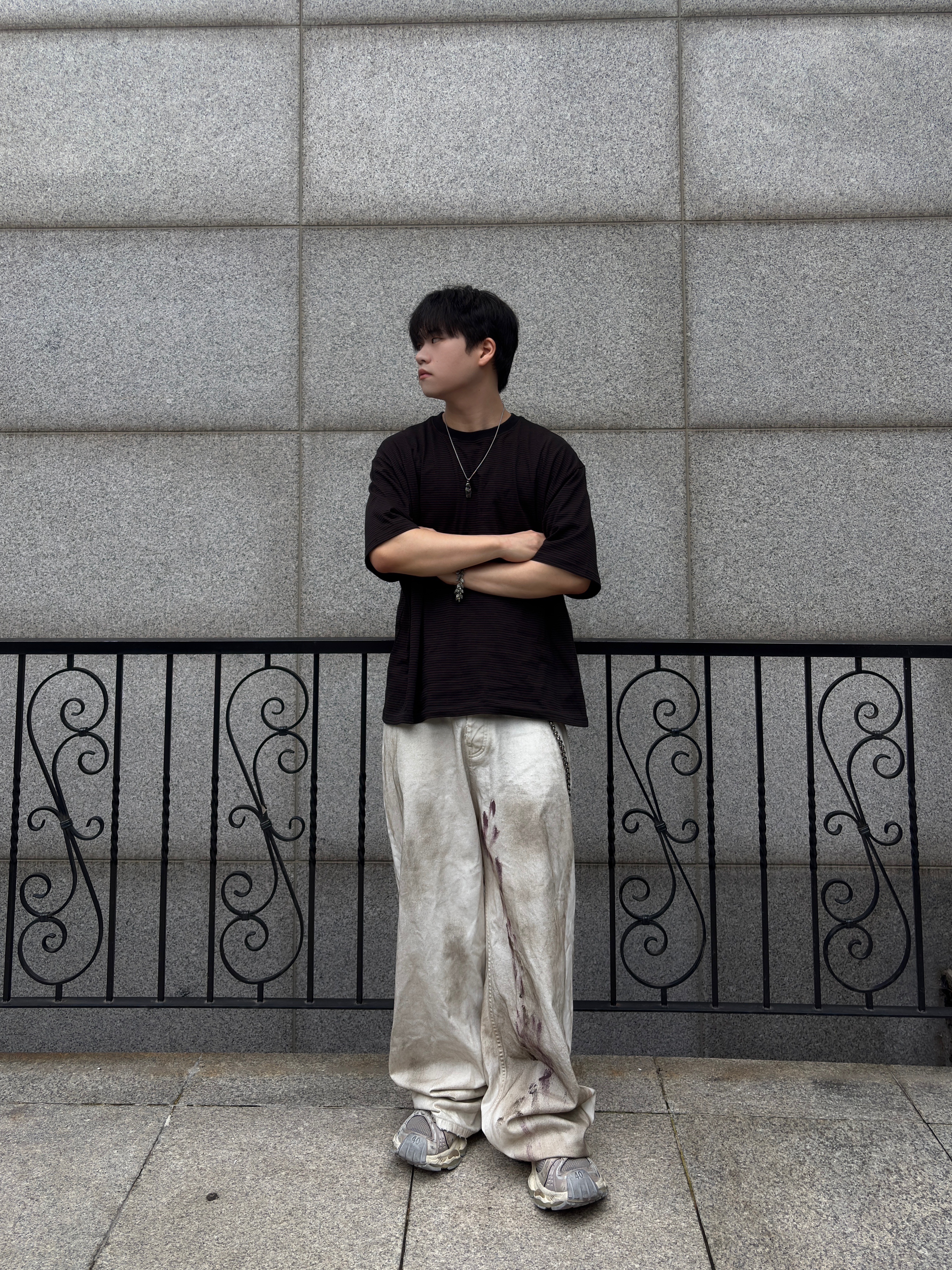 qualisartifexpereo Dirty Baggy Pants Cream, Kamien Back Pleats Stripe Tee Brown 착용 스타일 - 2