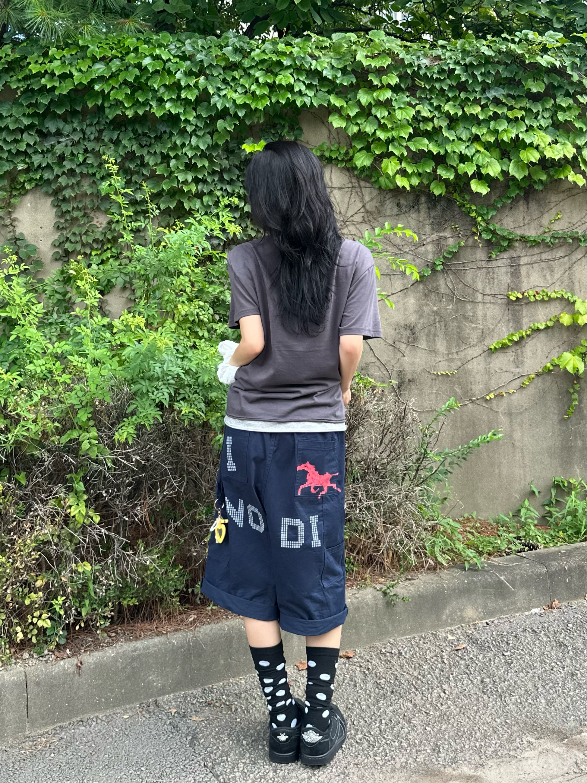 NODI Cotton 30S Layered Henley Neck Crop Tee Charcoal, NODI System Error Horse Cotton Bermuda Pants Navy 착용 스타일 - 3