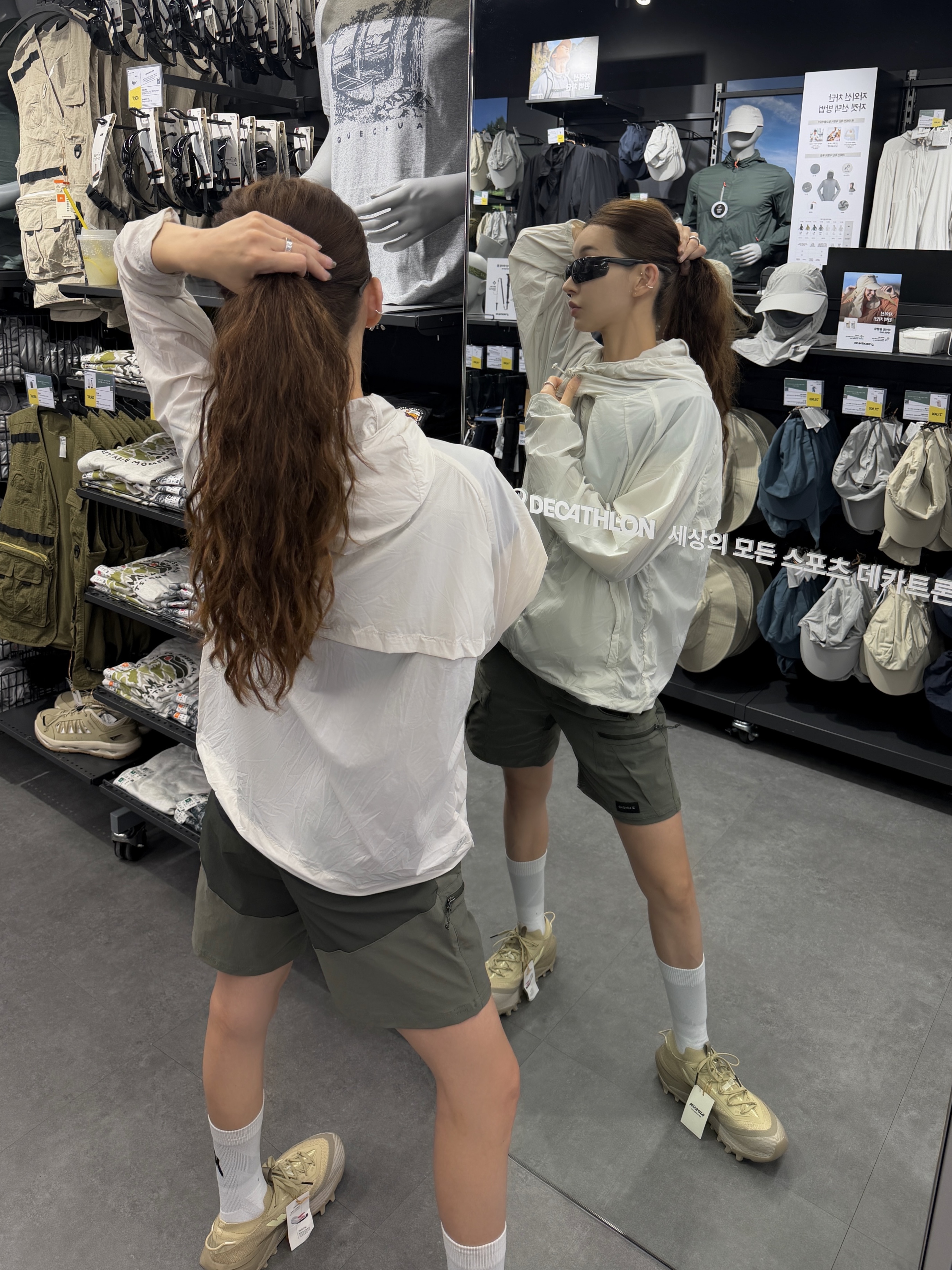 DECATHLON Adult Sports Sunglasses Category 3 ST100 Smoked Black, DECATHLON Women's Running Wind Jacket Run 100 Ultra White 착용 스타일 - 5