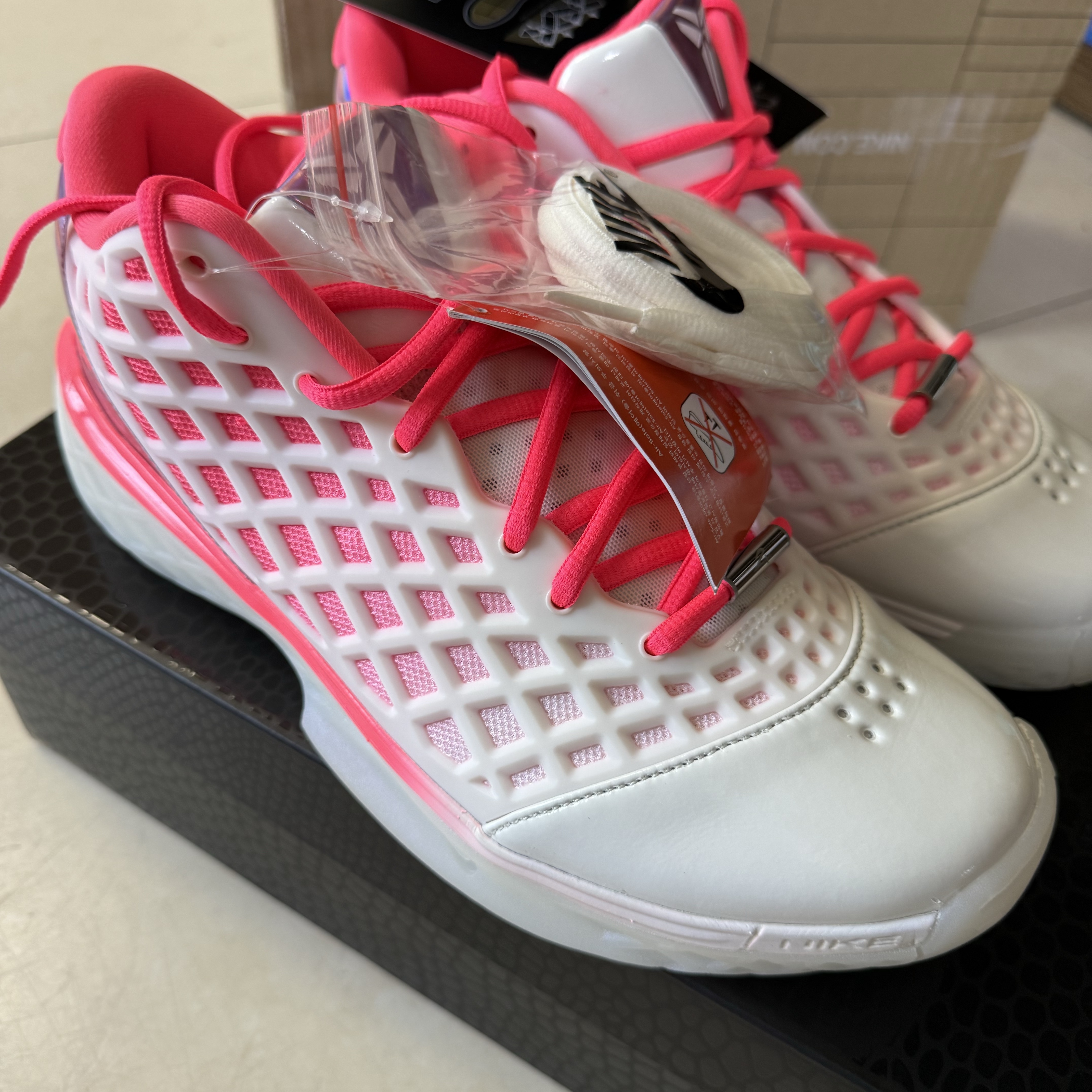 Nike Kobe 3 Low Protro Sail and Hot Punch 착용 스타일 - 3