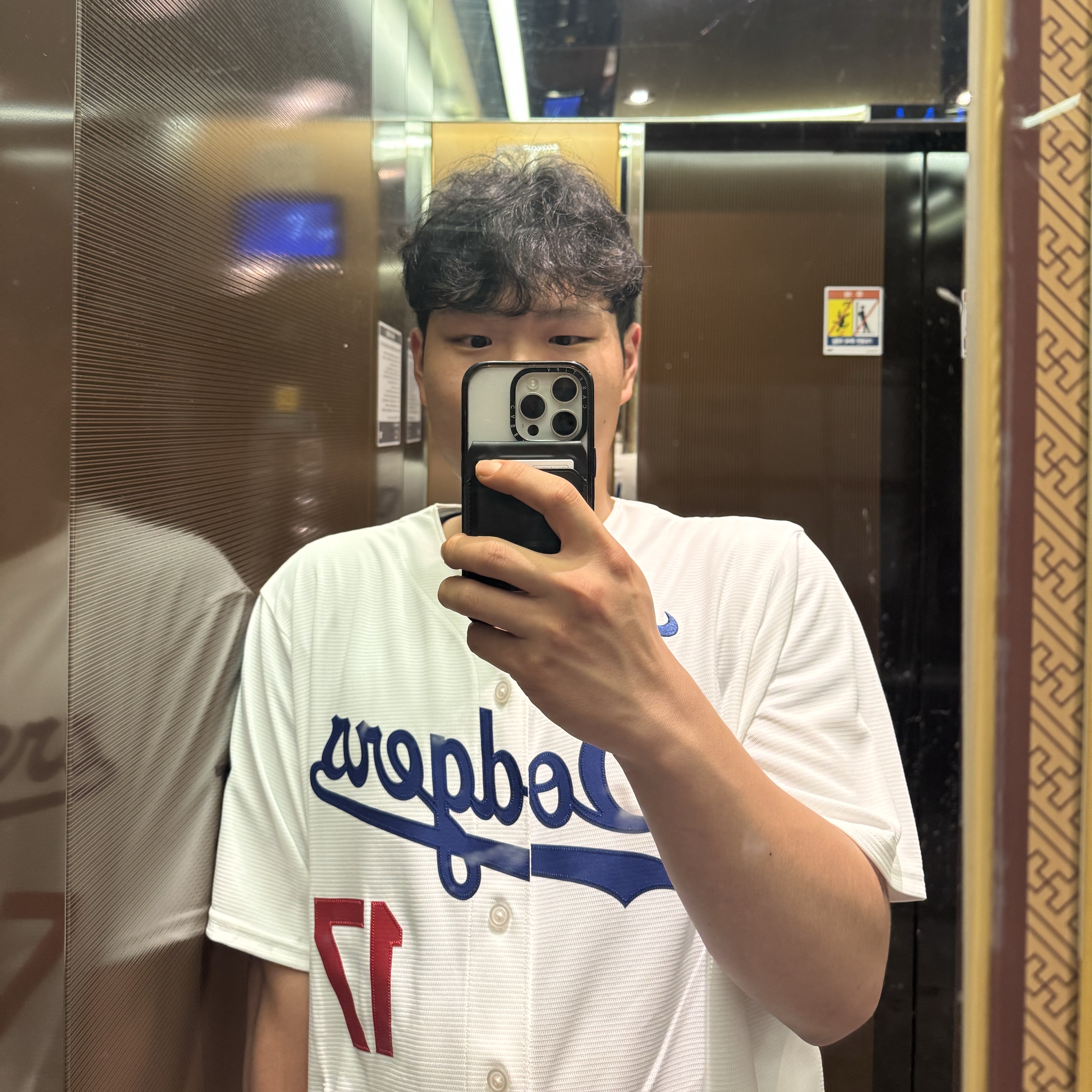 나이키 MLB 로스앤젤레스 다저스 오타니 쇼헤이 홈 리미티드 저지 화이트 착용 스타일