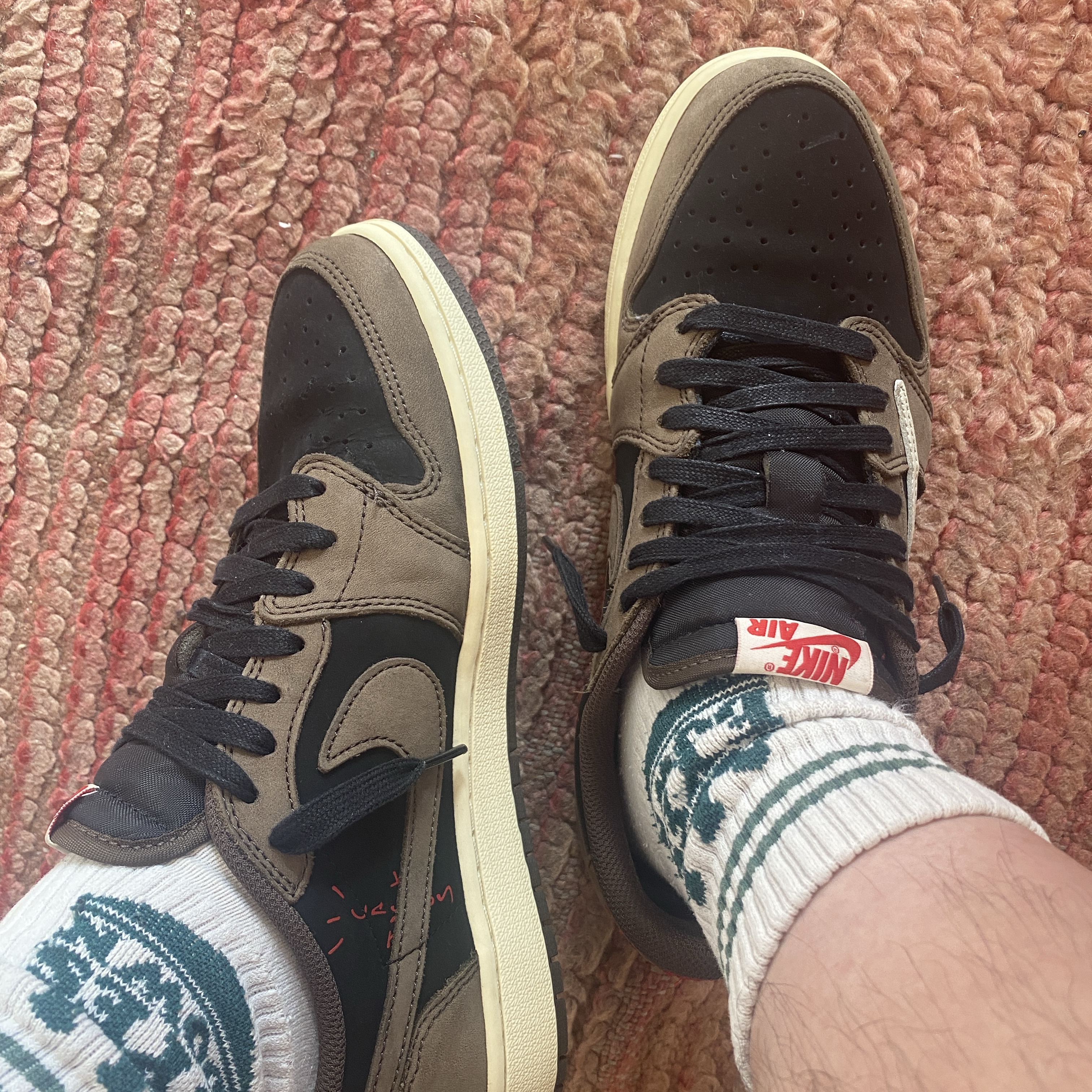 Jordan 1 x Travis Scott Retro Low OG SP Mocha 착용 스타일