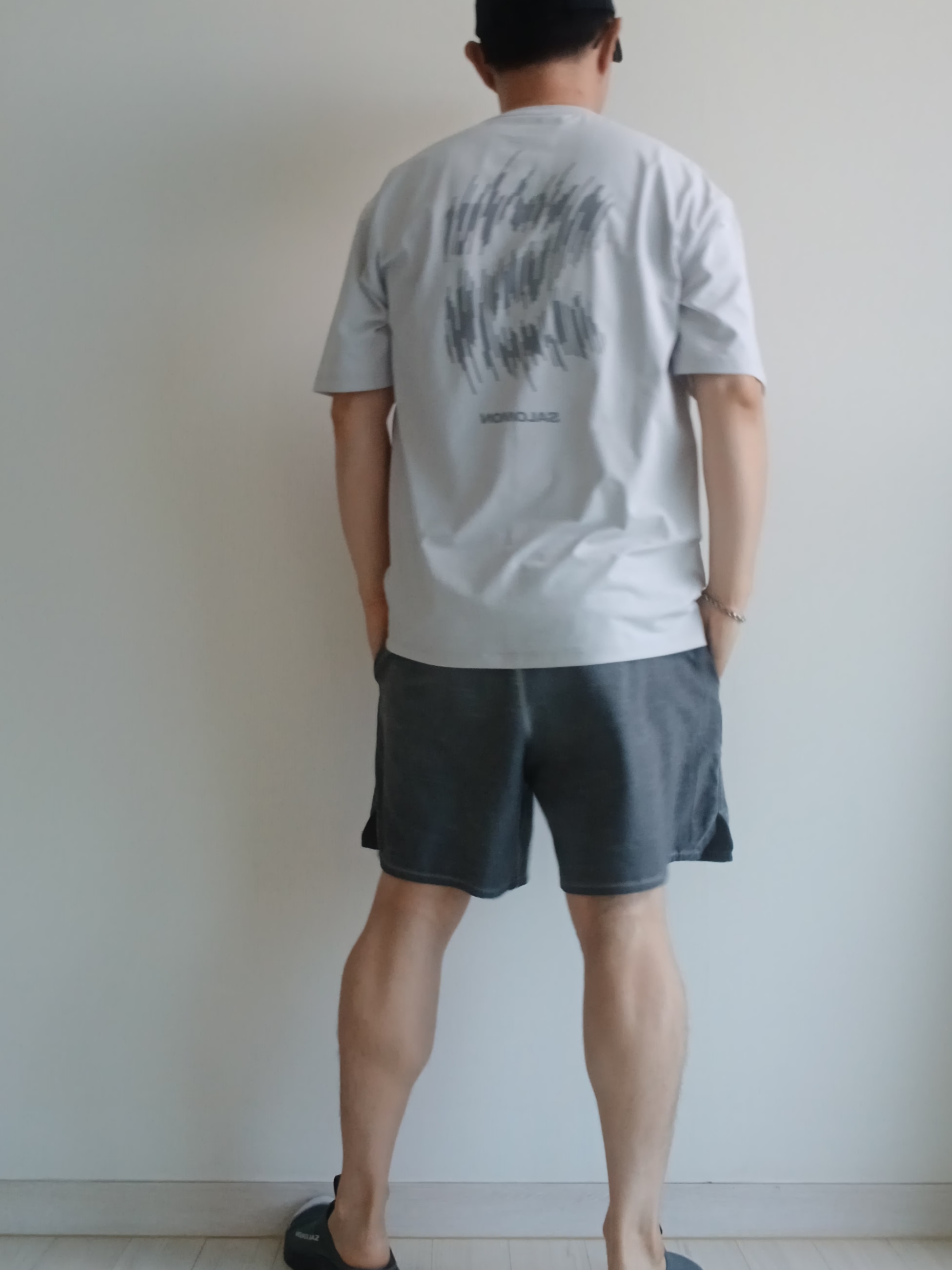 (W) Lululemon Fast and Free Running Hat Black, Nike N.A.C. Unlimited 7 Inch Training Shorts Smoke Grey (IF2814-084) 착용 스타일 - 1