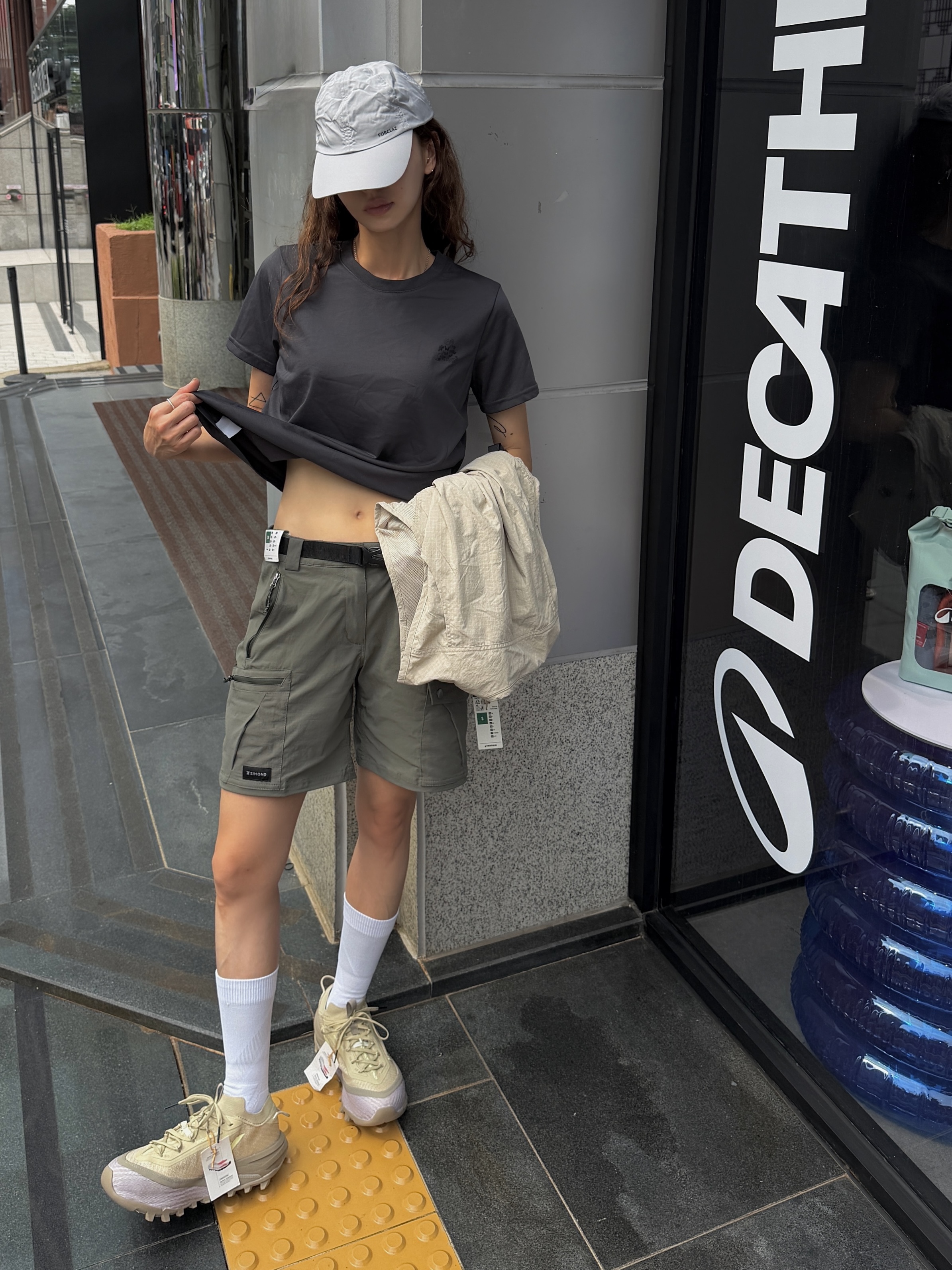 DECATHLON Adult Sports Sunglasses Category 3 ST100 Smoked Black, DECATHLON Women's Running Wind Jacket Run 100 Ultra White 착용 스타일 - 7