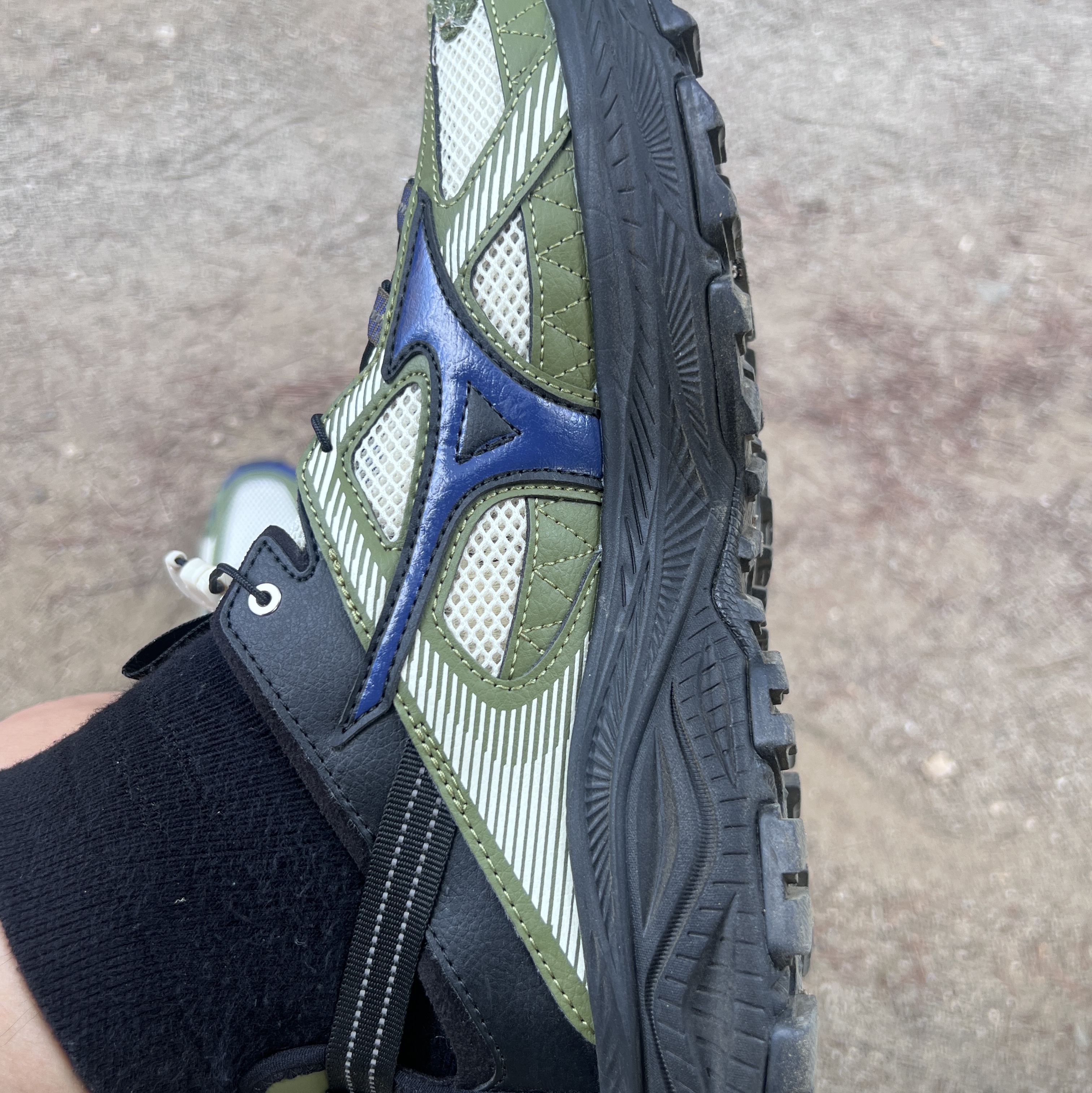 Mizuno Racer Trail SE Khaki 착용 스타일 - 2