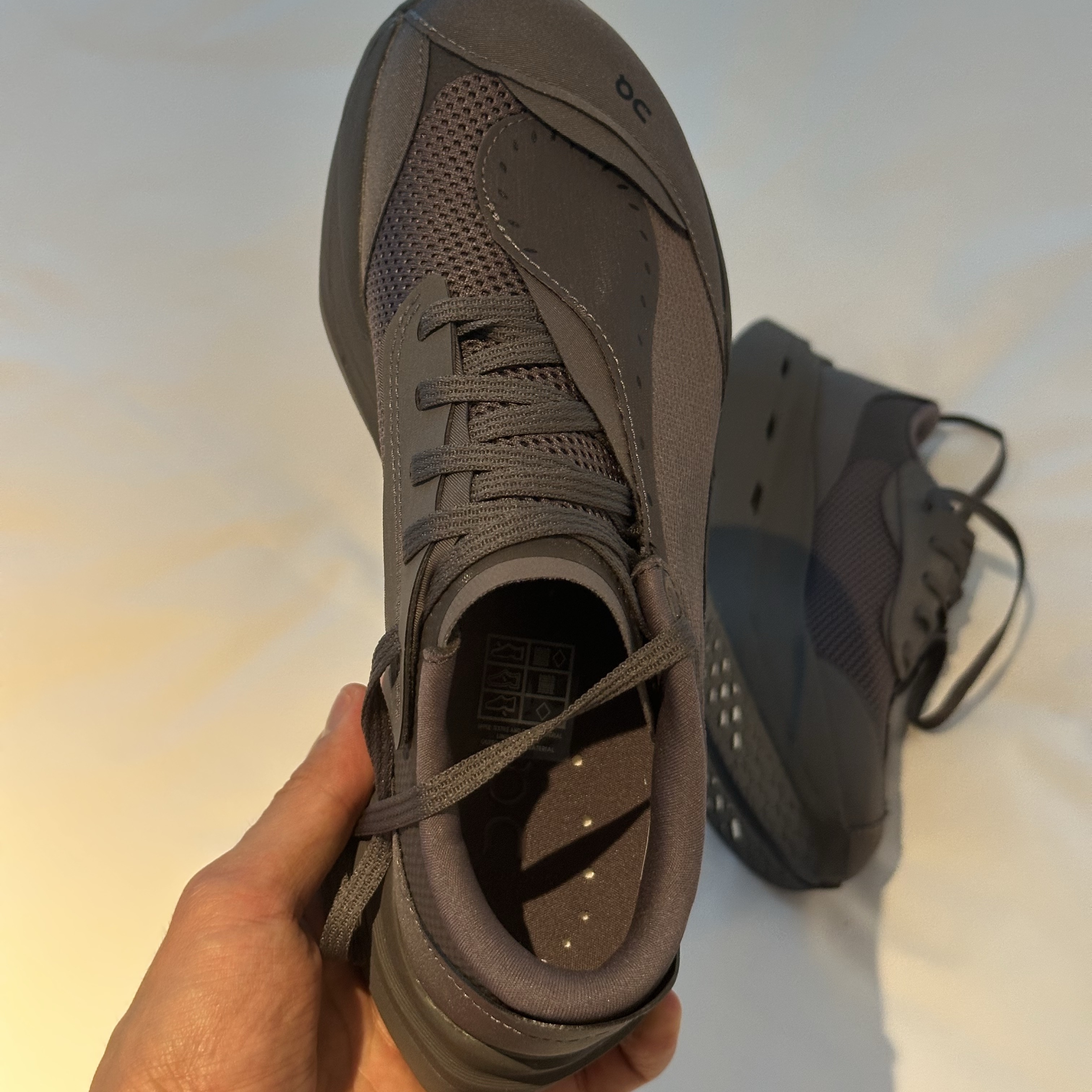 On Running x Post Archive Faction (Paf) Cloudboom Volt Ember Pebble 착용 스타일 - 5