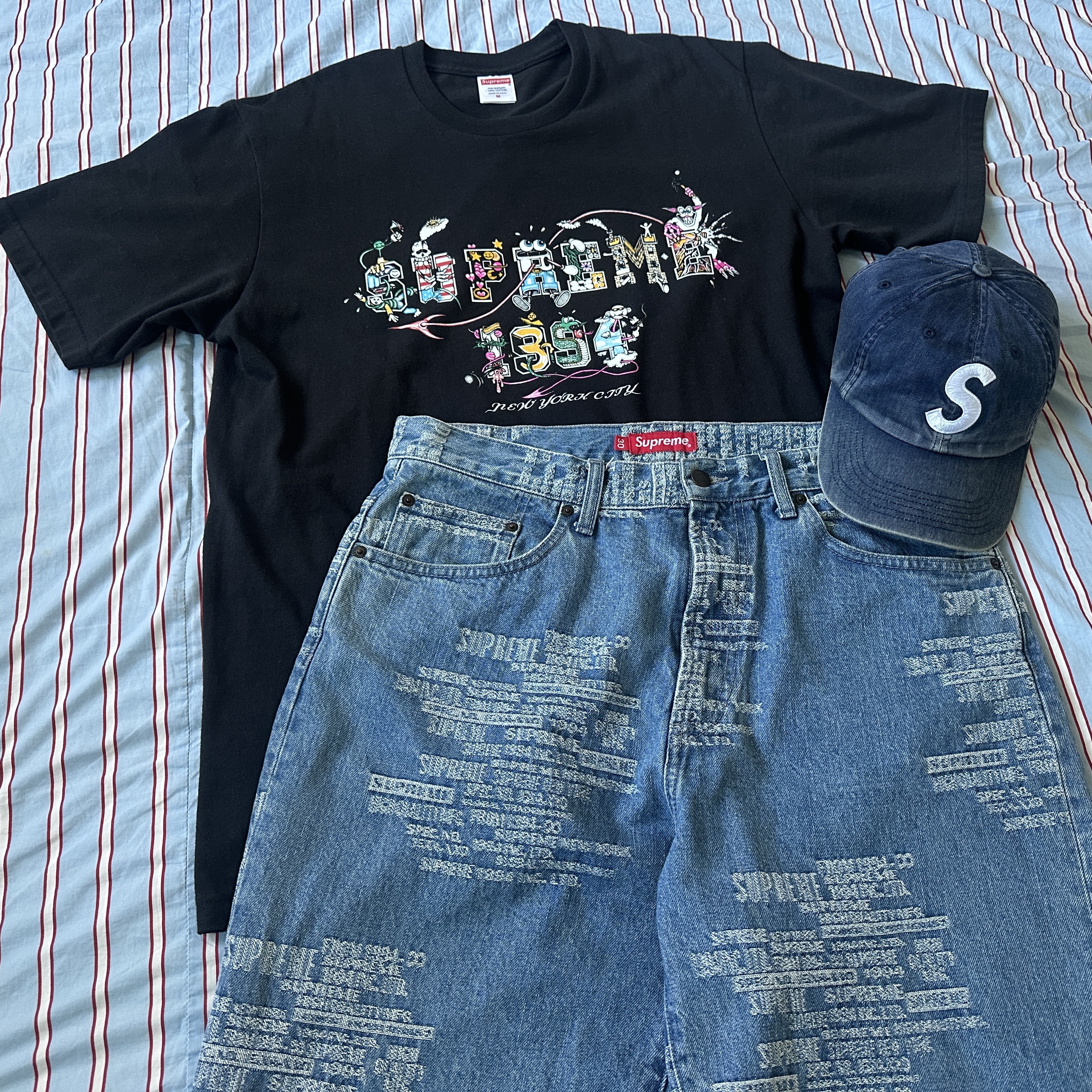 Supreme Trademark Jacquard Baggy Jean Washed Blue - 23SS, Supreme Varsity T-Shirt Black - 24SS 착용 스타일