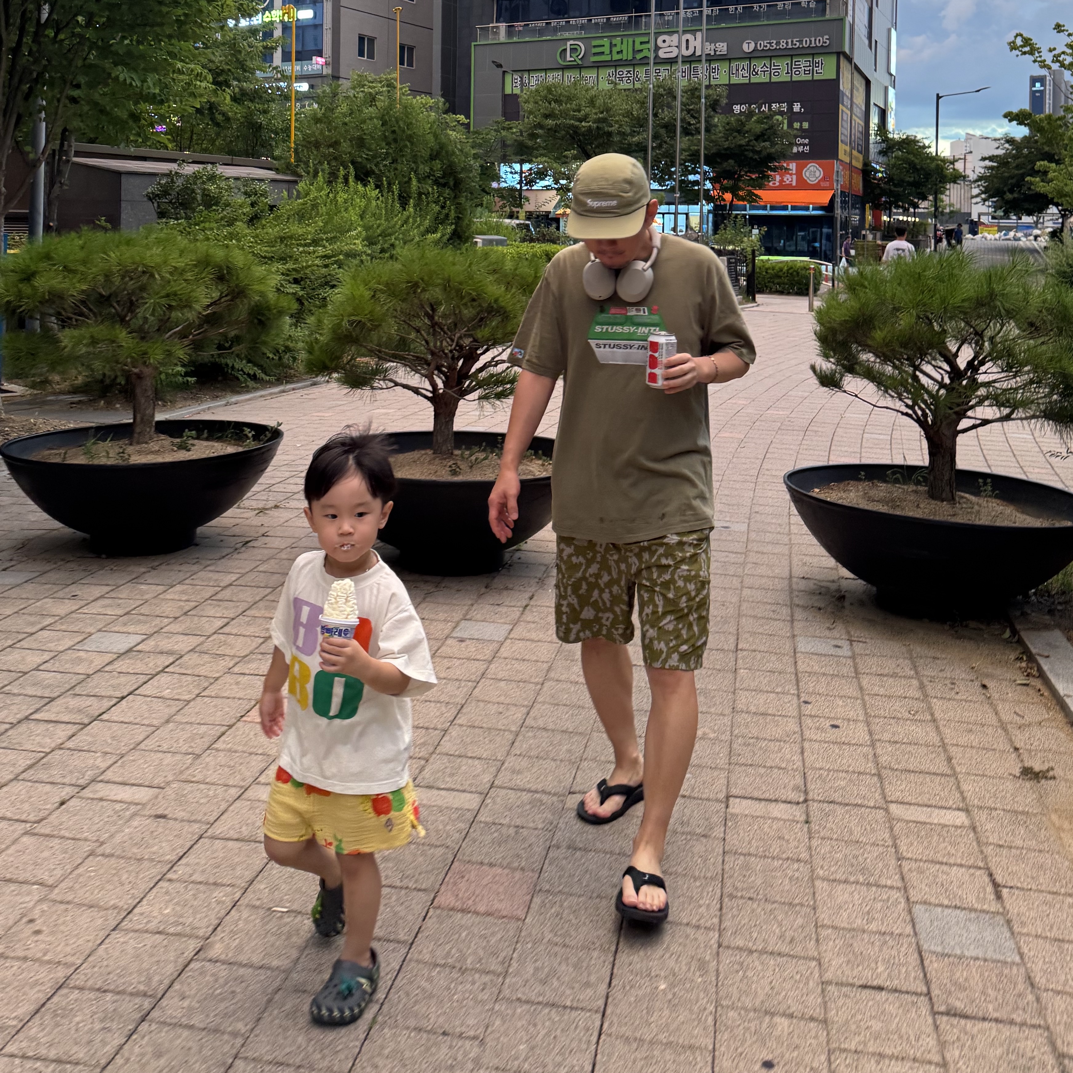 Stussy Battery T-Shirt Olive, Supreme Washed Chino Twill Camp Cap Light Olive - 24SS 착용 스타일 - 2