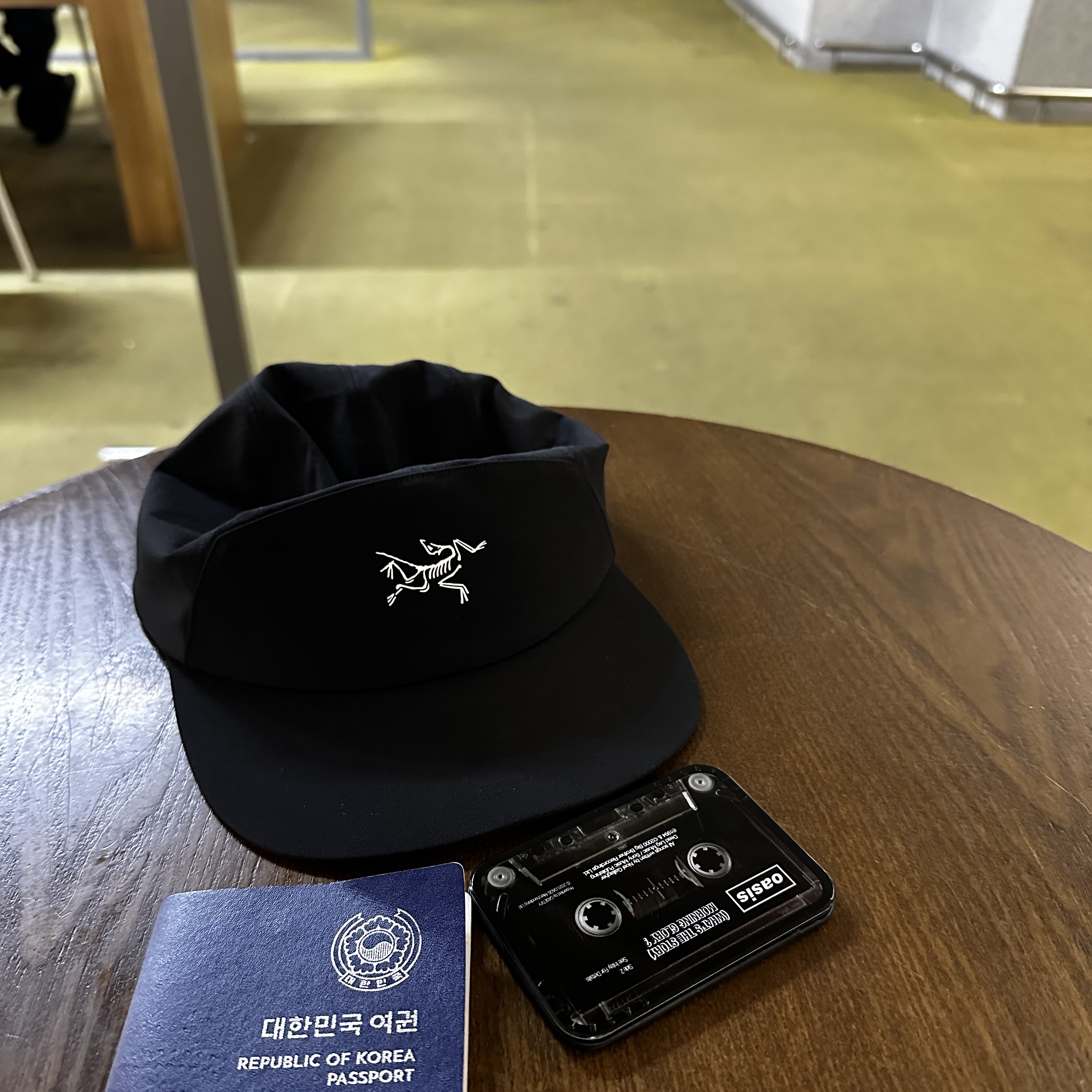 Arc'teryx Gamma 5 Panel Cap Black Arctic Silk, Casetify x Oasis Cassette Snappy Card Holder Stand 착용 스타일