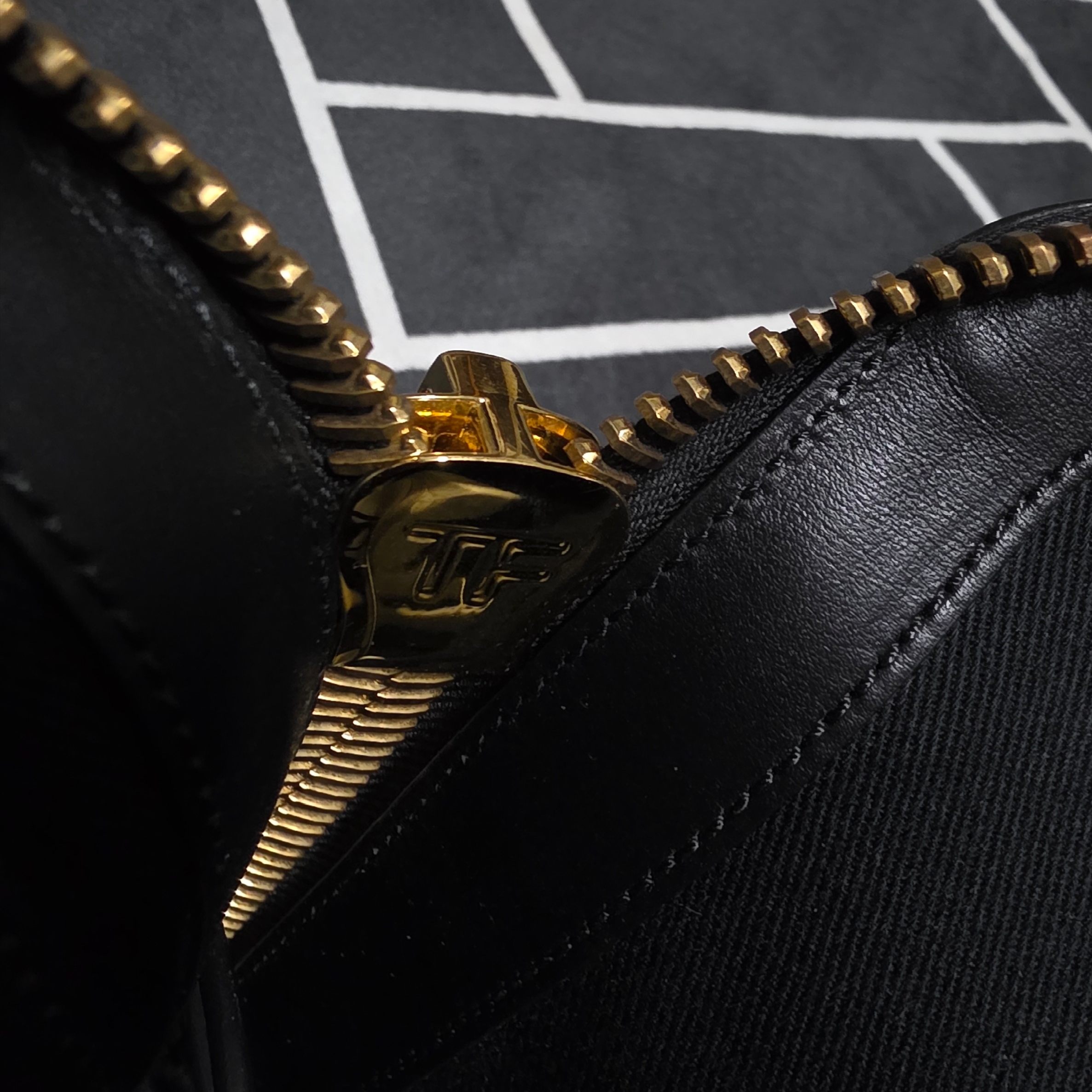 Tom Ford Grain Leather Buckley Zip Portfolio Black 착용 스타일 - 3