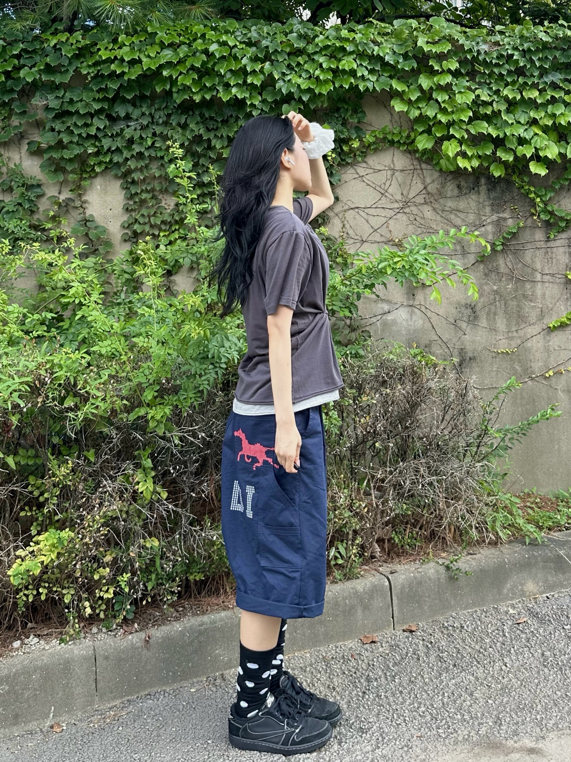 NODI Cotton 30S Layered Henley Neck Crop Tee Charcoal, NODI System Error Horse Cotton Bermuda Pants Navy 착용 스타일 - 2